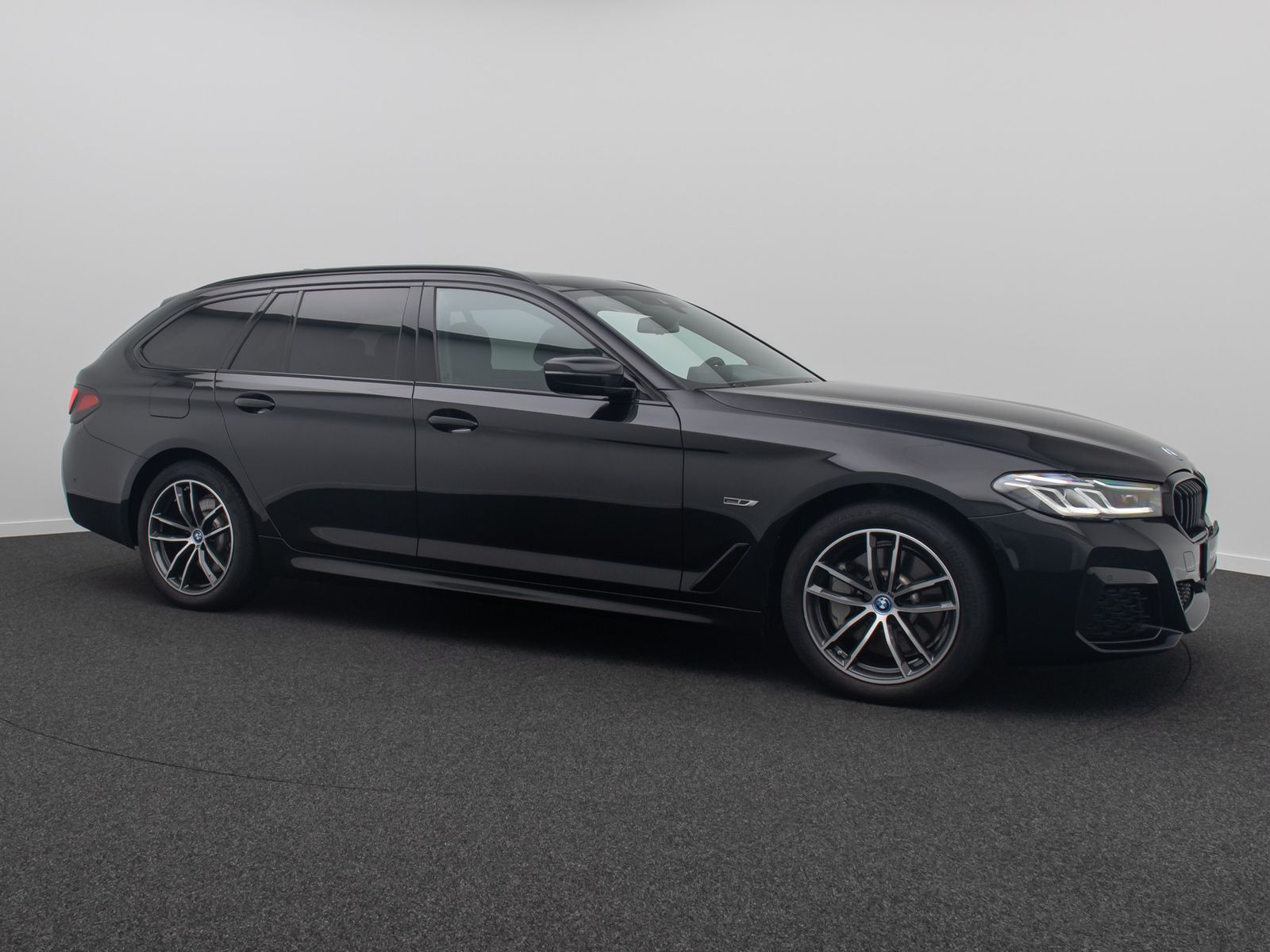 Fahrzeugabbildung BMW 530e xD M Sport Panorama HUD DAB H/K Kamera AHK