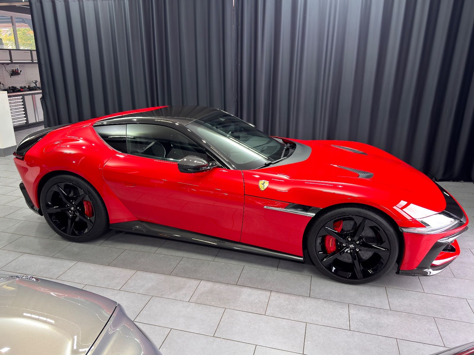 Fahrzeugabbildung Ferrari 12Cilindri|LIFT|FULL-CARBON|RACING-SEAT|ON STOCK