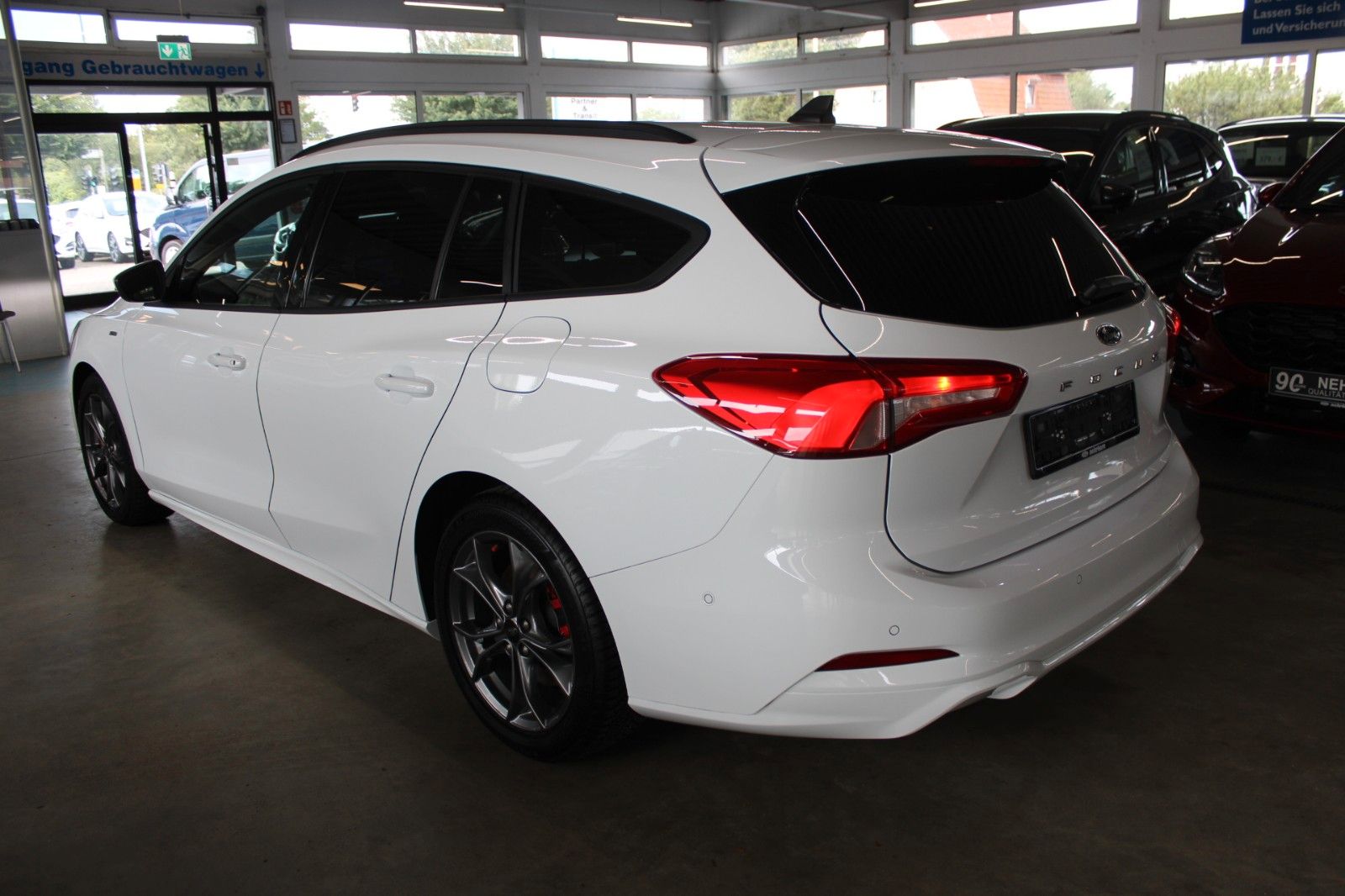 Fahrzeugabbildung Ford Focus ST-Line Turnier LED Park + Winter Paket