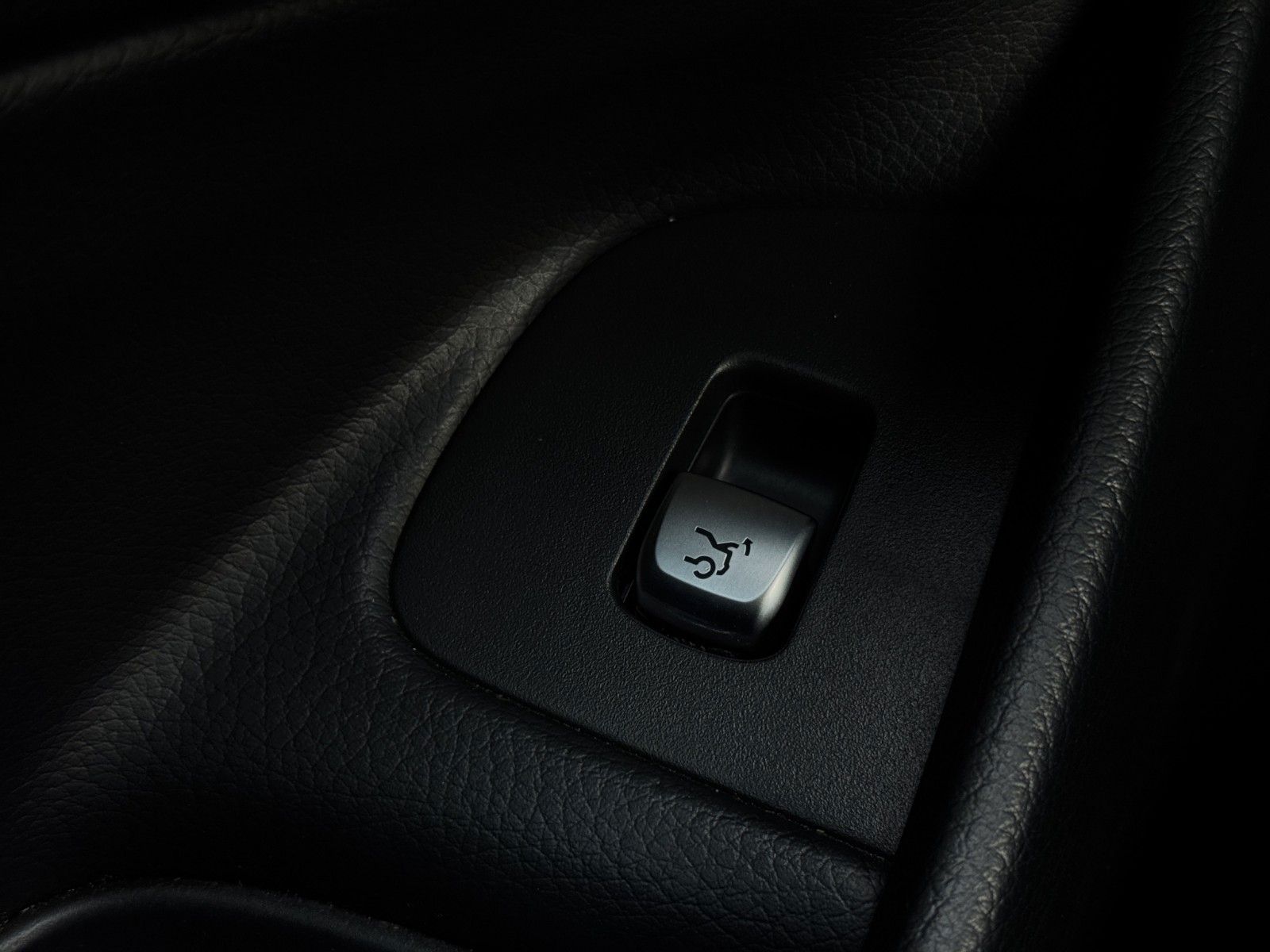 Fahrzeugabbildung Mercedes-Benz E 220d Lim. Pano/Widescreen/Kamera/MBeam