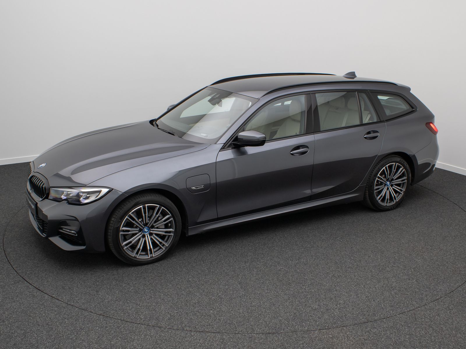 Fahrzeugabbildung BMW 330e xD M Sport DAB Memory AHK HUD Individual
