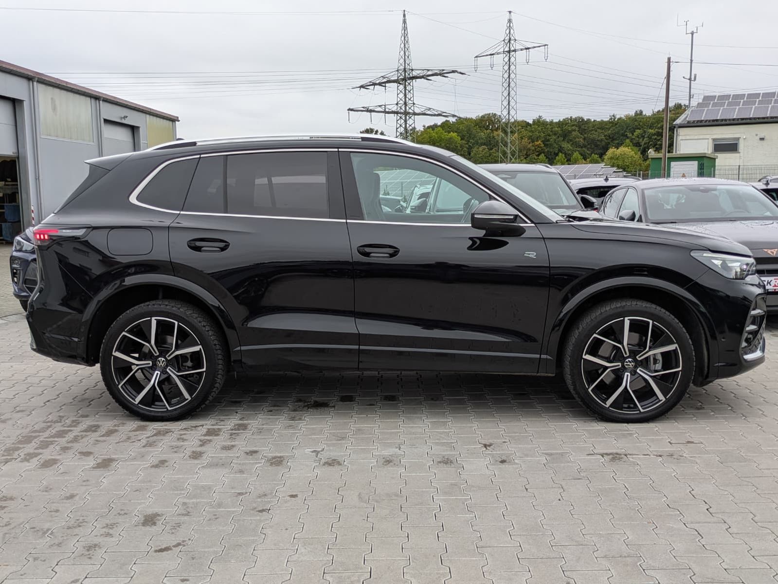 Fahrzeugabbildung Volkswagen Tiguan 2.0 TDI 4M R-Line PANO*H&K*AHK*MATRIX*20"