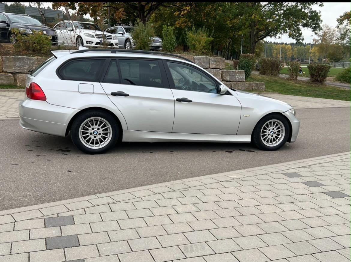 BMW 320 2006 — rear view