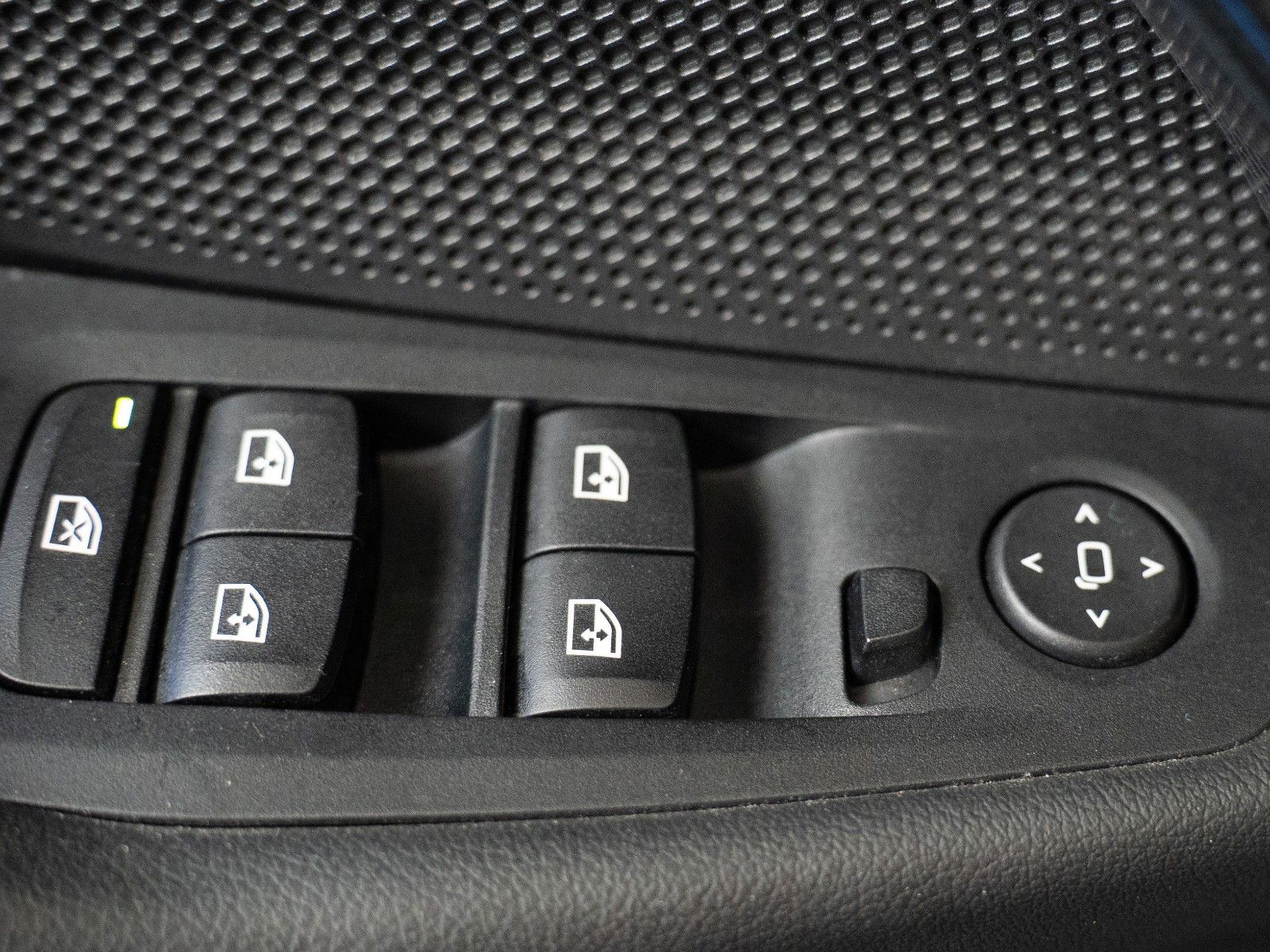 Fahrzeugabbildung BMW 118 i Sport Line AUTOMATIK/SITZHZG./PDC V+H/DAB