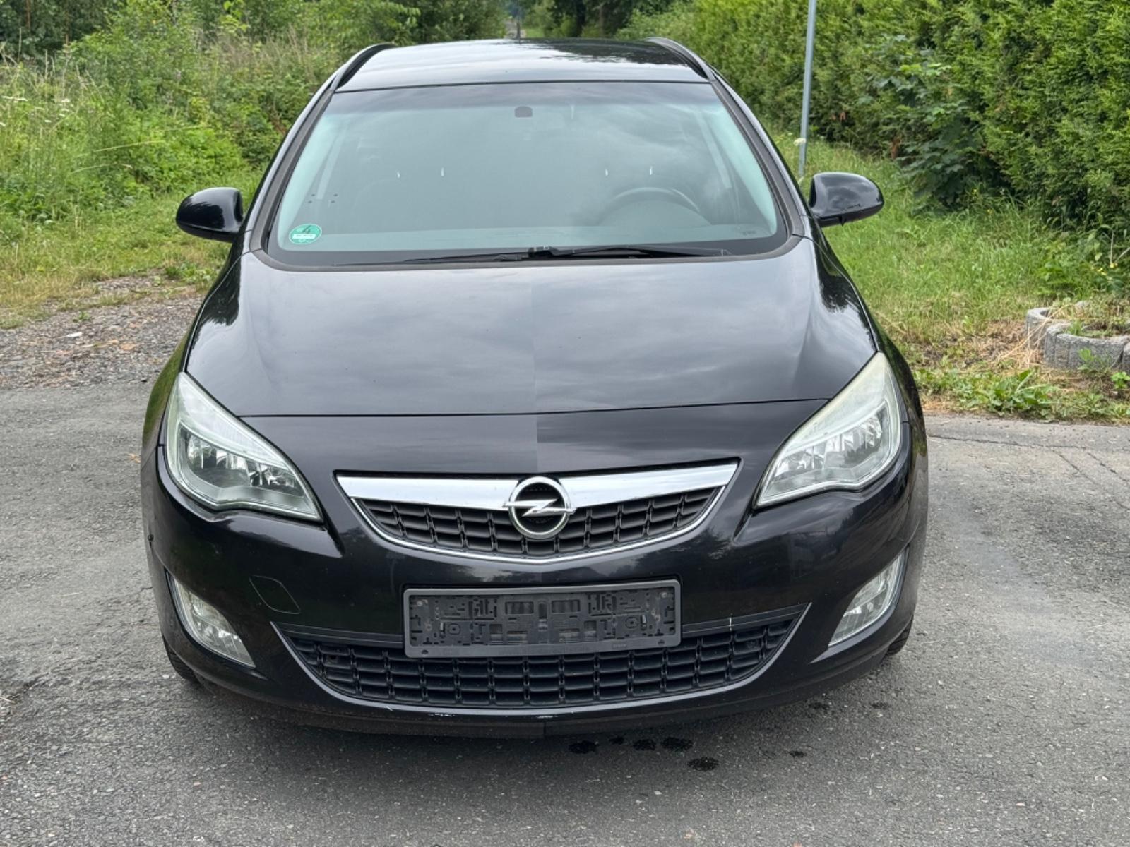 Opel Astra 2011 — rear view