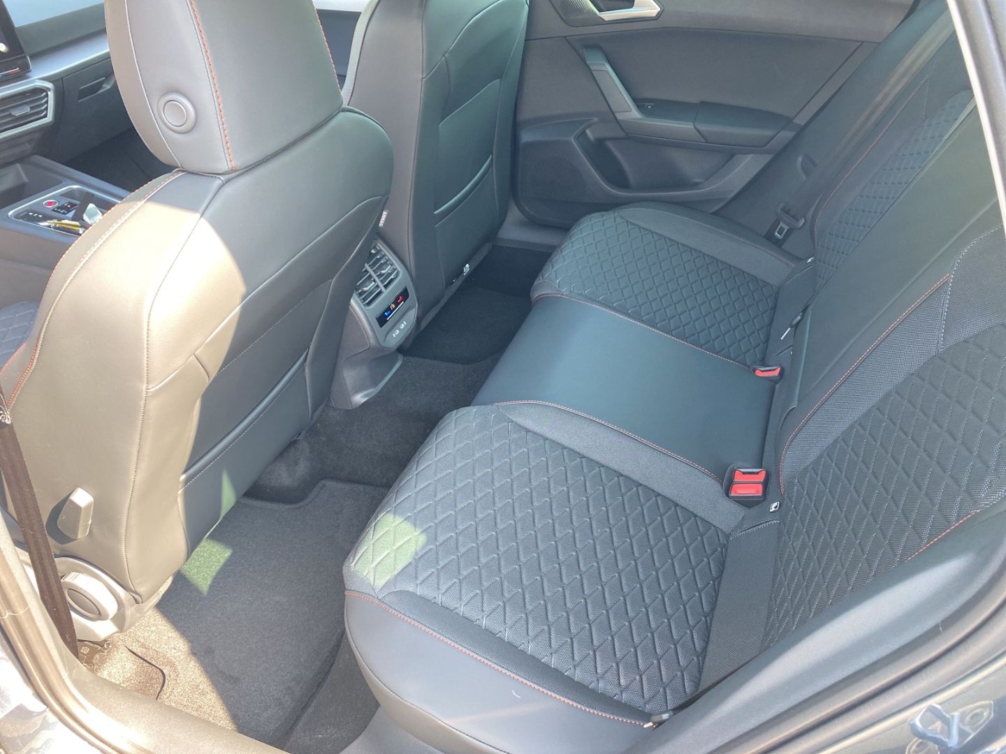 Fahrzeugabbildung SEAT Leon Sportstourer FR 2.0 TDI EU6d *Navi *digital
