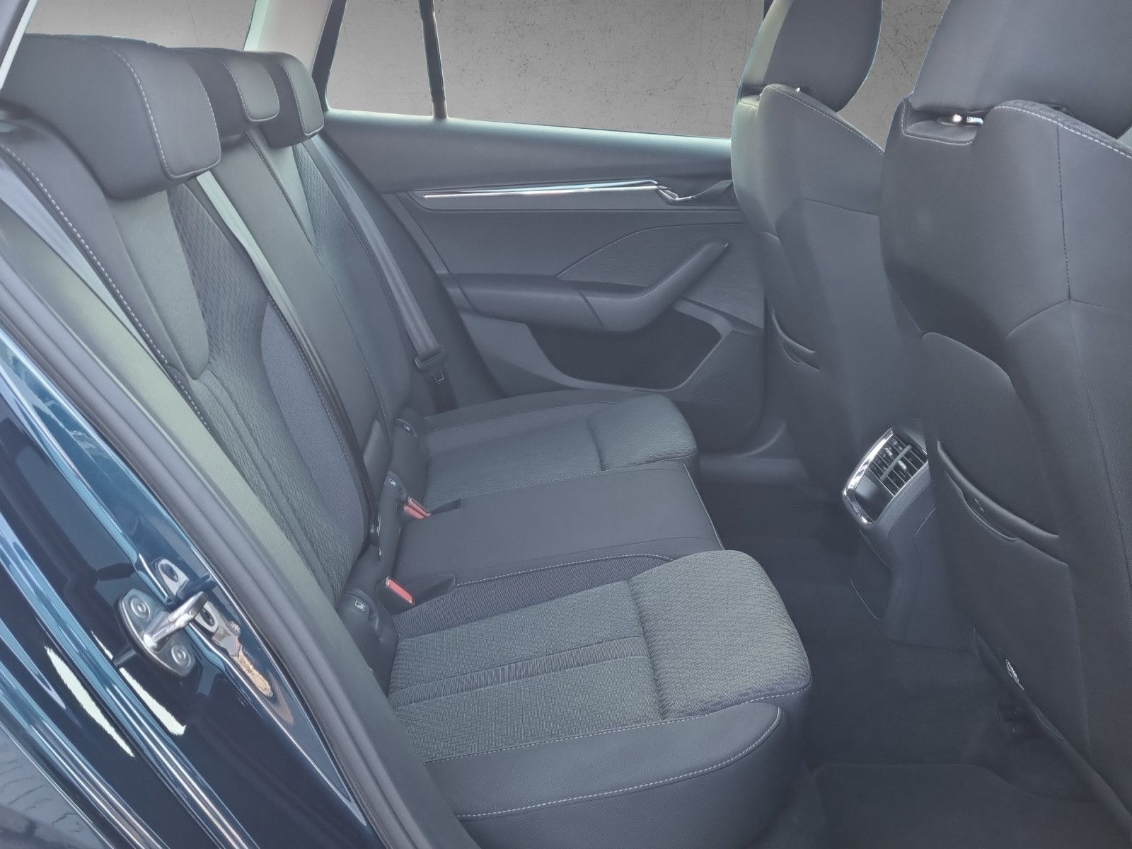 Fahrzeugabbildung SKODA Octavia 4 Combi First Edit. 2,0 TDI DSG Navi AHK