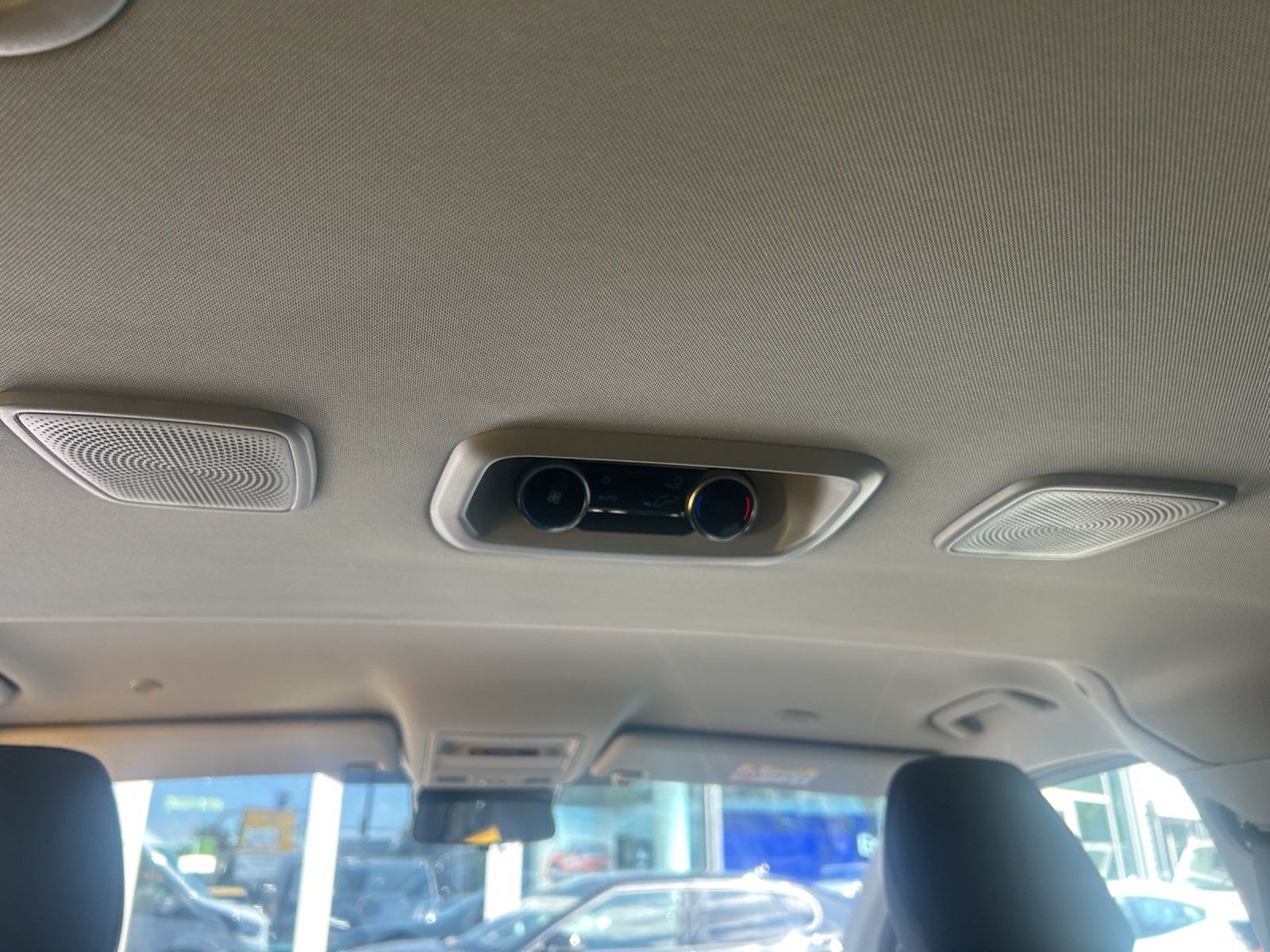 Fahrzeugabbildung Ford Tourneo Custom Autom. L2 AHK 3 Zo. Klima. Tech.5