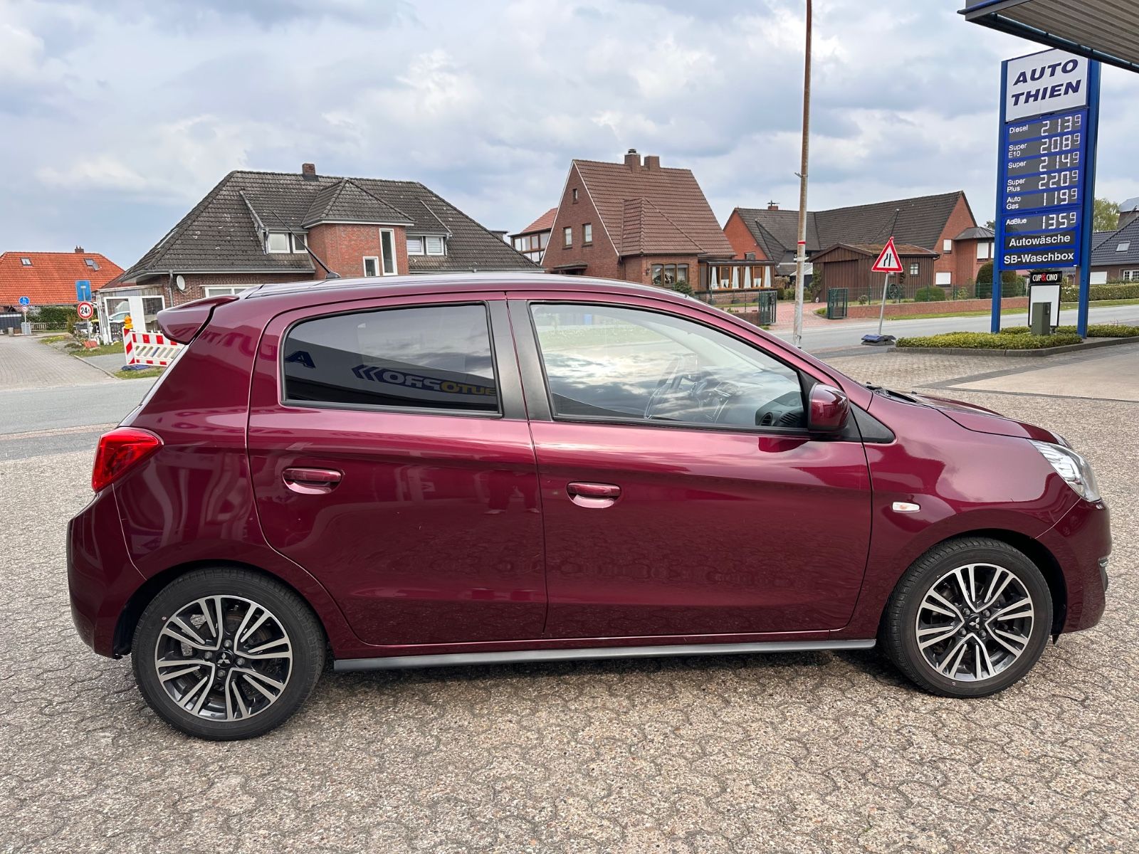 Fahrzeugabbildung Mitsubishi Space Star Edition 100+ Navi/SHZG/Klima/BT/PDC