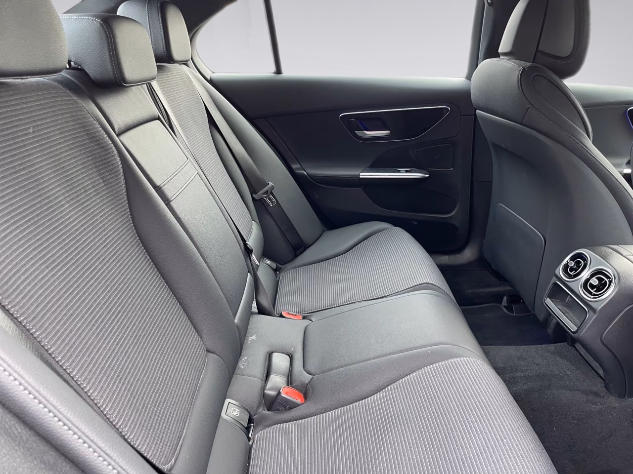 Mercedes-Benz C 180 AVANTGARDE+RÜCKFKAM+LENKRHZ+AMBIENTE+LED