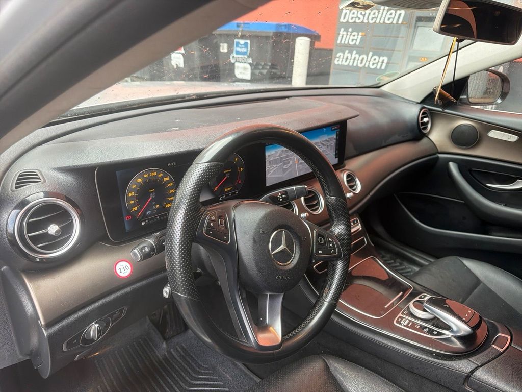 Image of Mercedes-Benz E 220