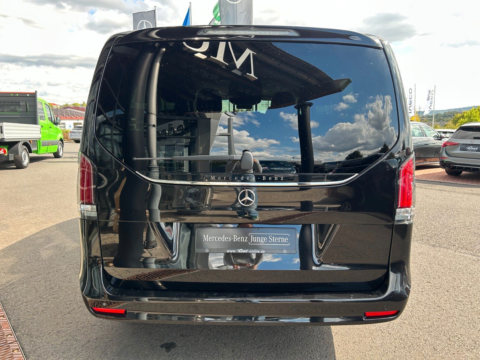 Fahrzeugabbildung Mercedes-Benz V 220 d STYLE AHK2,5to DISTRONIC 360 MULTIBEAM