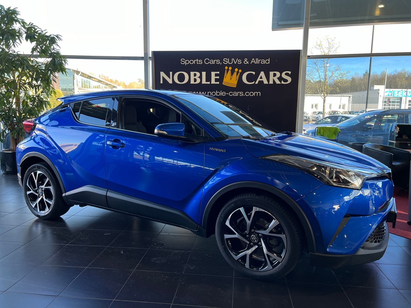 Fahrzeugabbildung Toyota C-HR Hybrid Team D NAVI KLIMA ALU