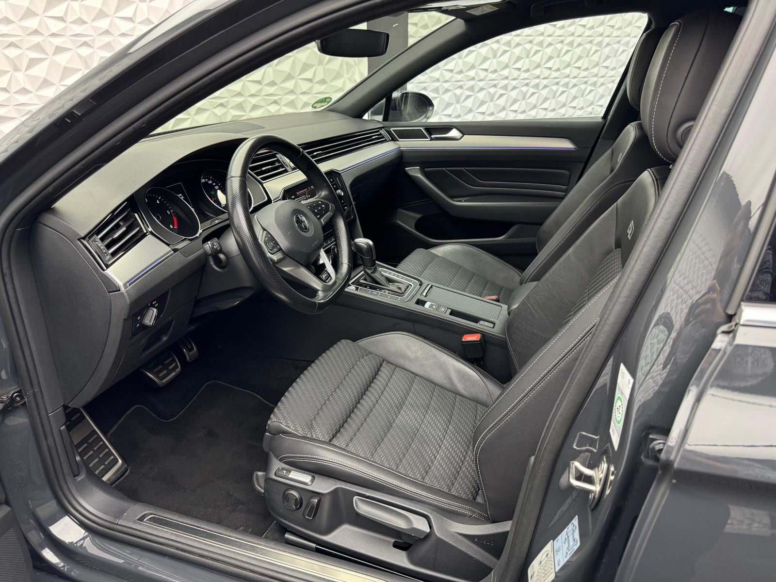 Fahrzeugabbildung Volkswagen PASSAT 2.0 TDI R-LINE/4MOTION/AHK/PANO/360°/ACC