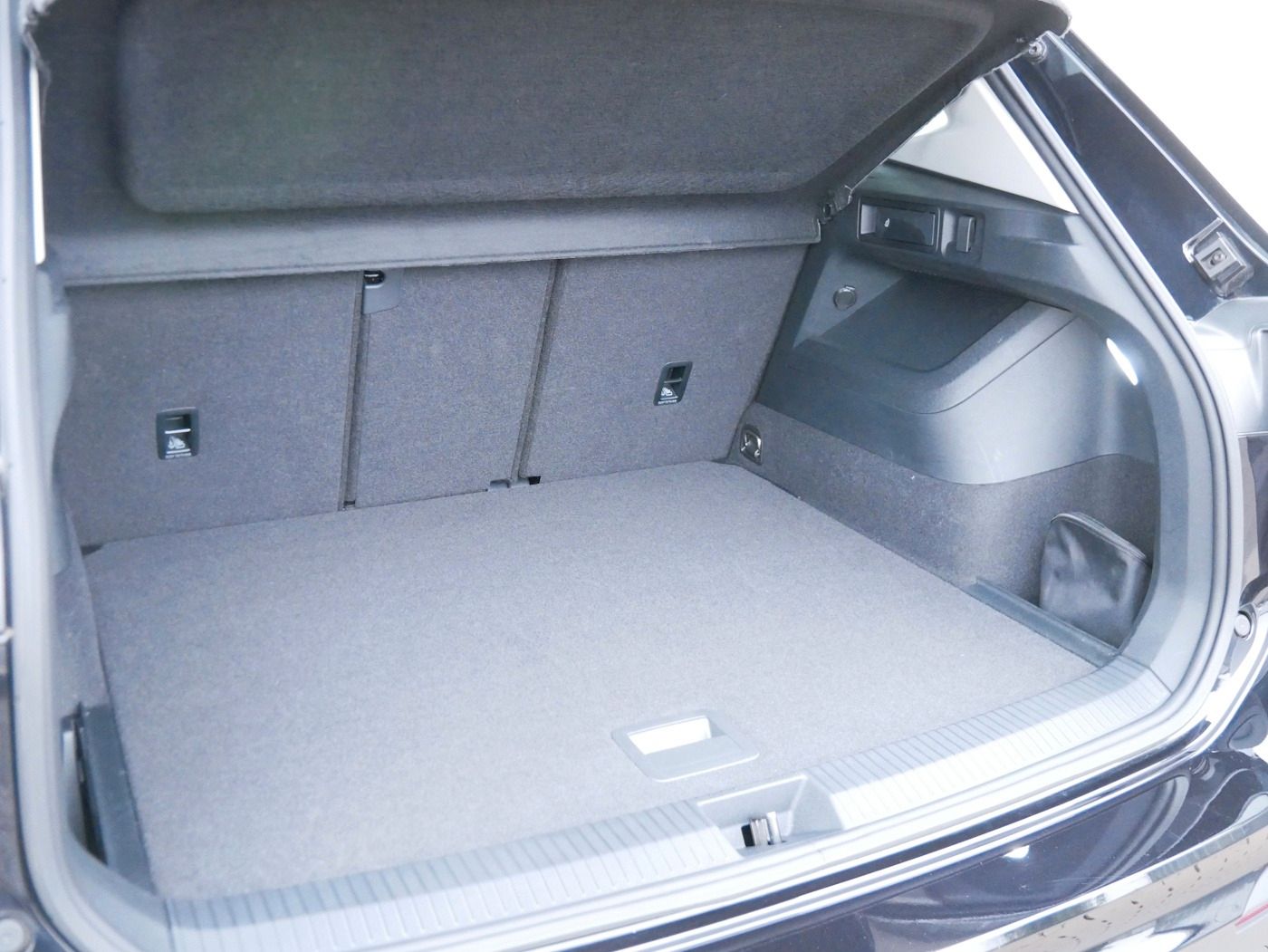 Fahrzeugabbildung Volkswagen Tiguan 1.5 eTSI Life NEU52T Matrix AHK Kamera AC