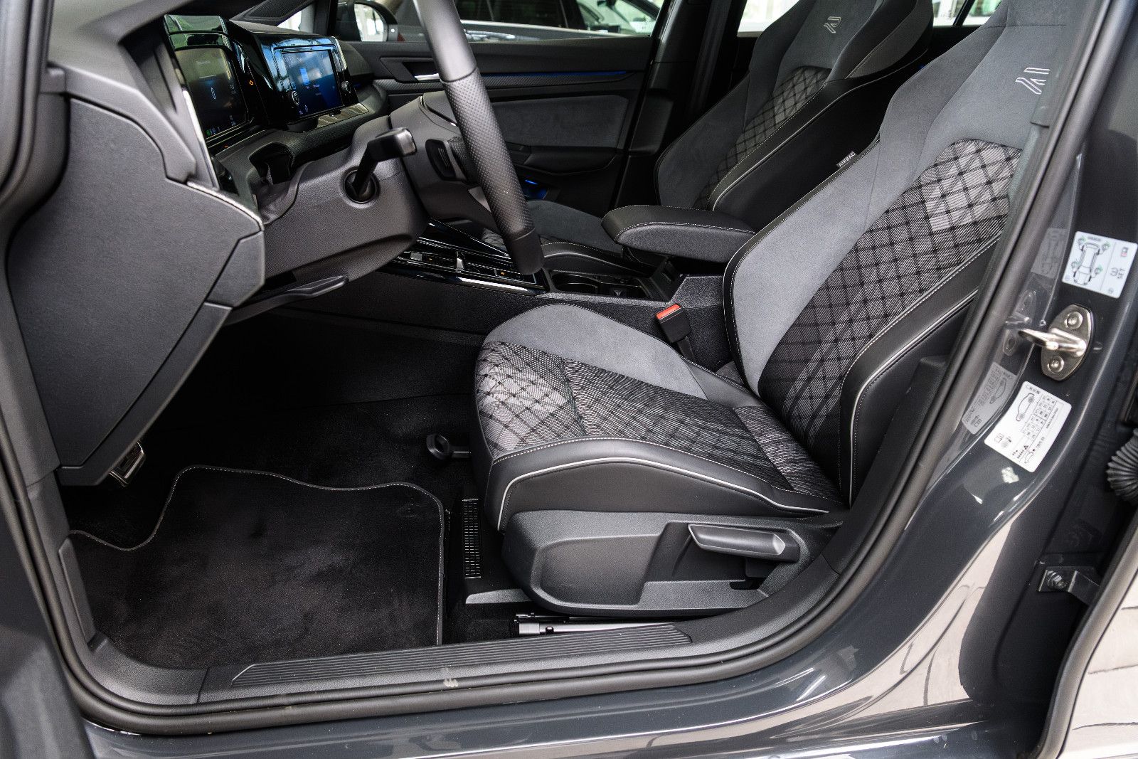 Fahrzeugabbildung Volkswagen Golf VIII R-Line +Led +Keyless+We Connect Plus