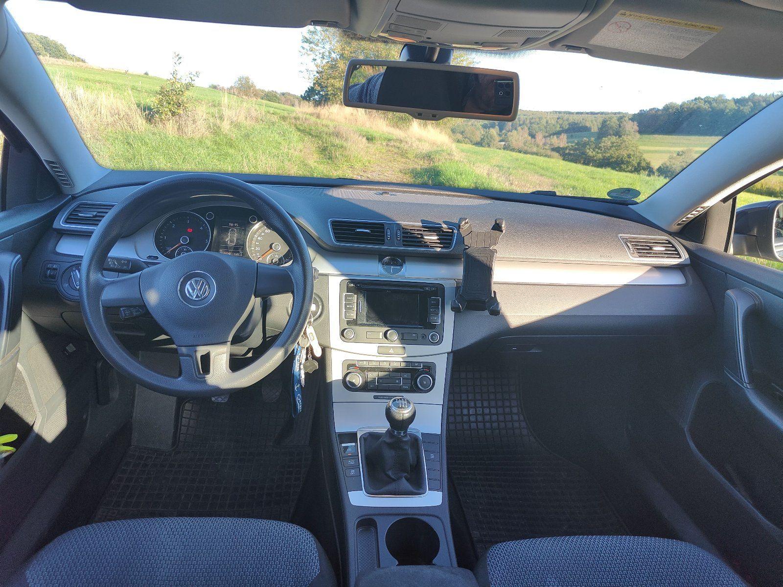 Volkswagen Passat 2011 — interior