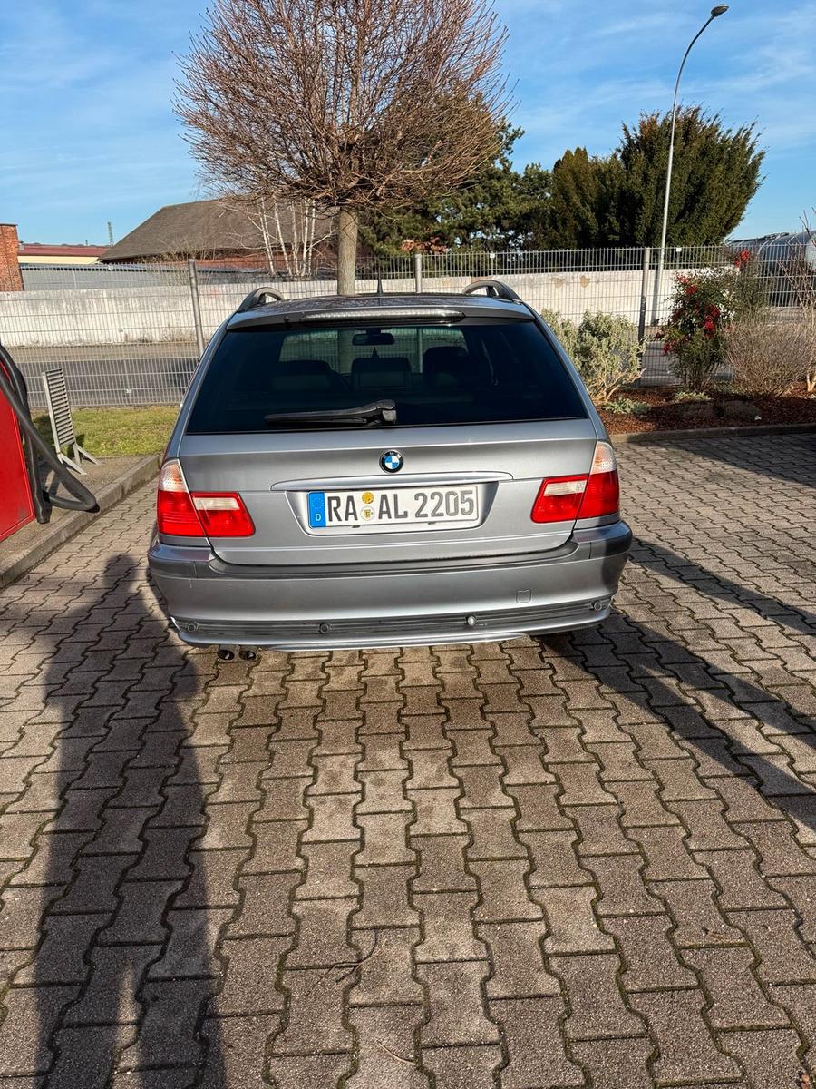 BMW 320 2004 — rear view