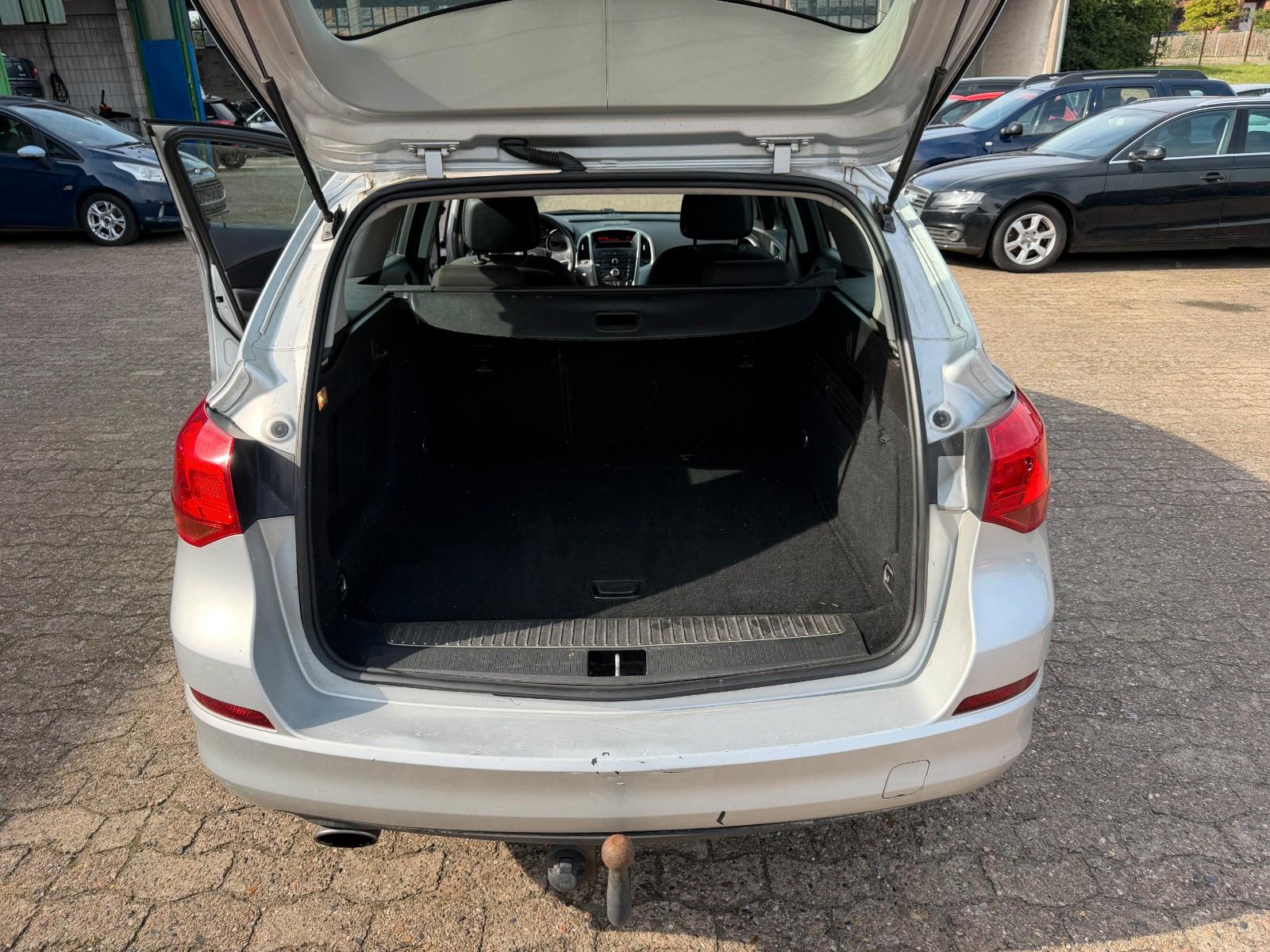 Opel Astra 2011 — photo 15