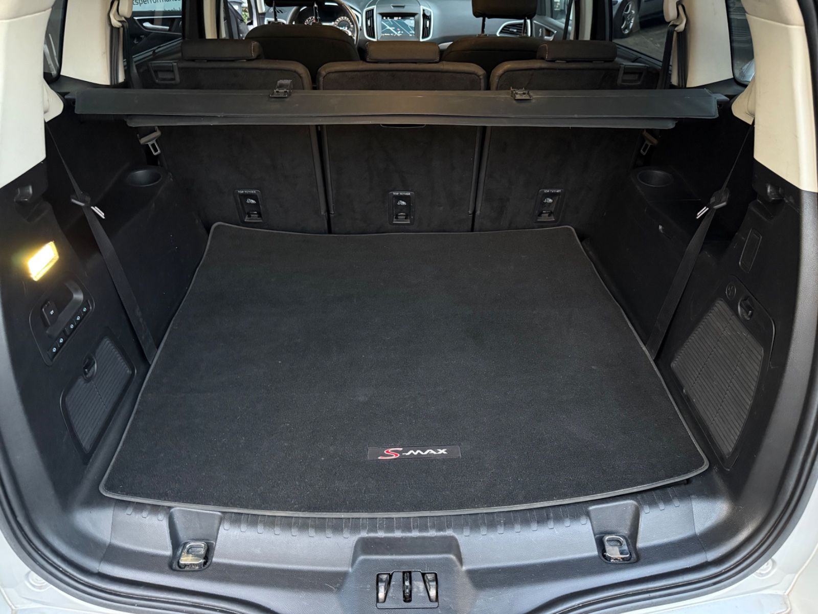 Fahrzeugabbildung Ford S-MAX Titanium/LED/AHK/7-Sitzer/8.Fach/Automatik
