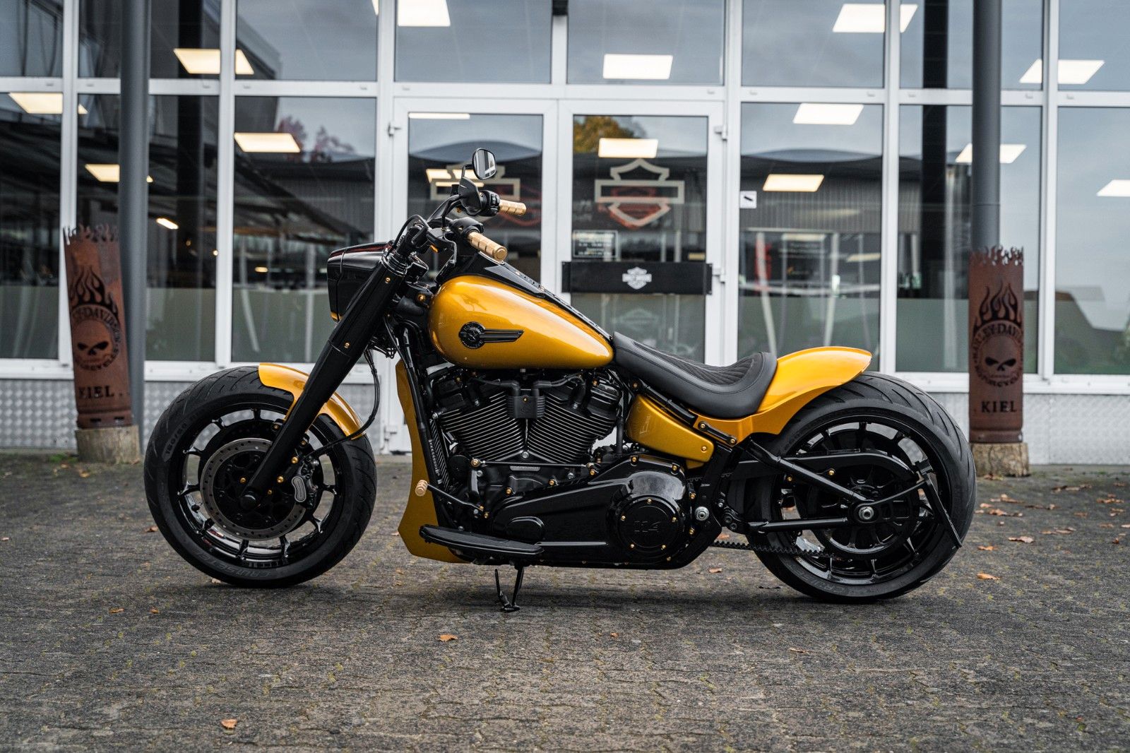 Fahrzeugabbildung Harley-Davidson GOLD DARK FAT BOY FLFBS 114 MY24 - JEKILL&HYDE -