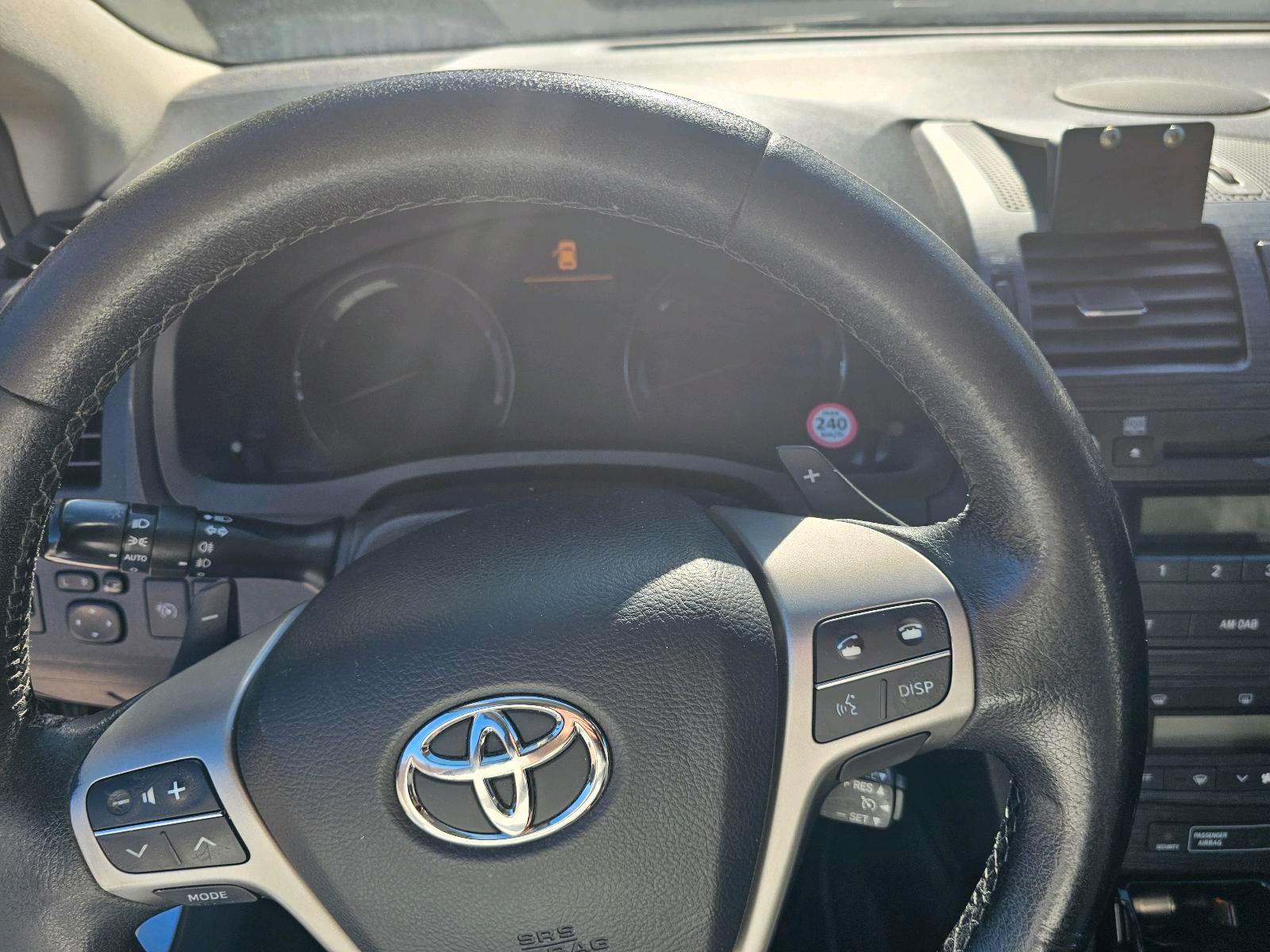 Toyota Avensis 2009 — interior