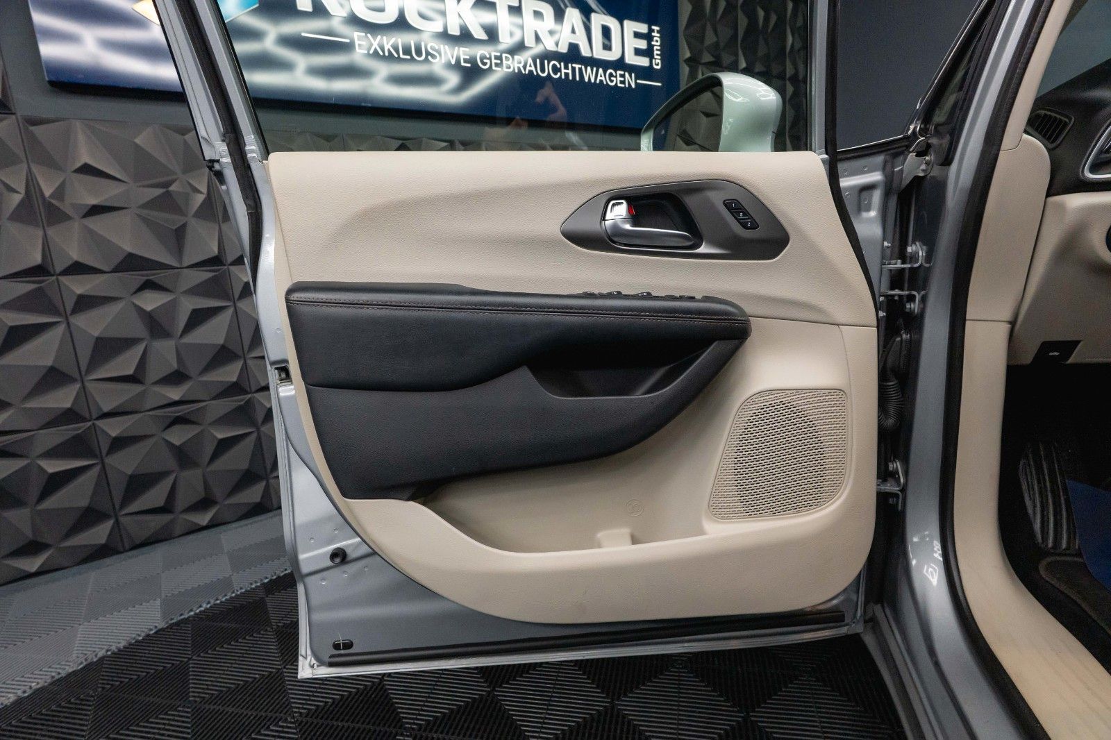 Fahrzeugabbildung Chrysler Pacifica 3.6 V6 Touring L *7 Sitze*LED*Kamera*