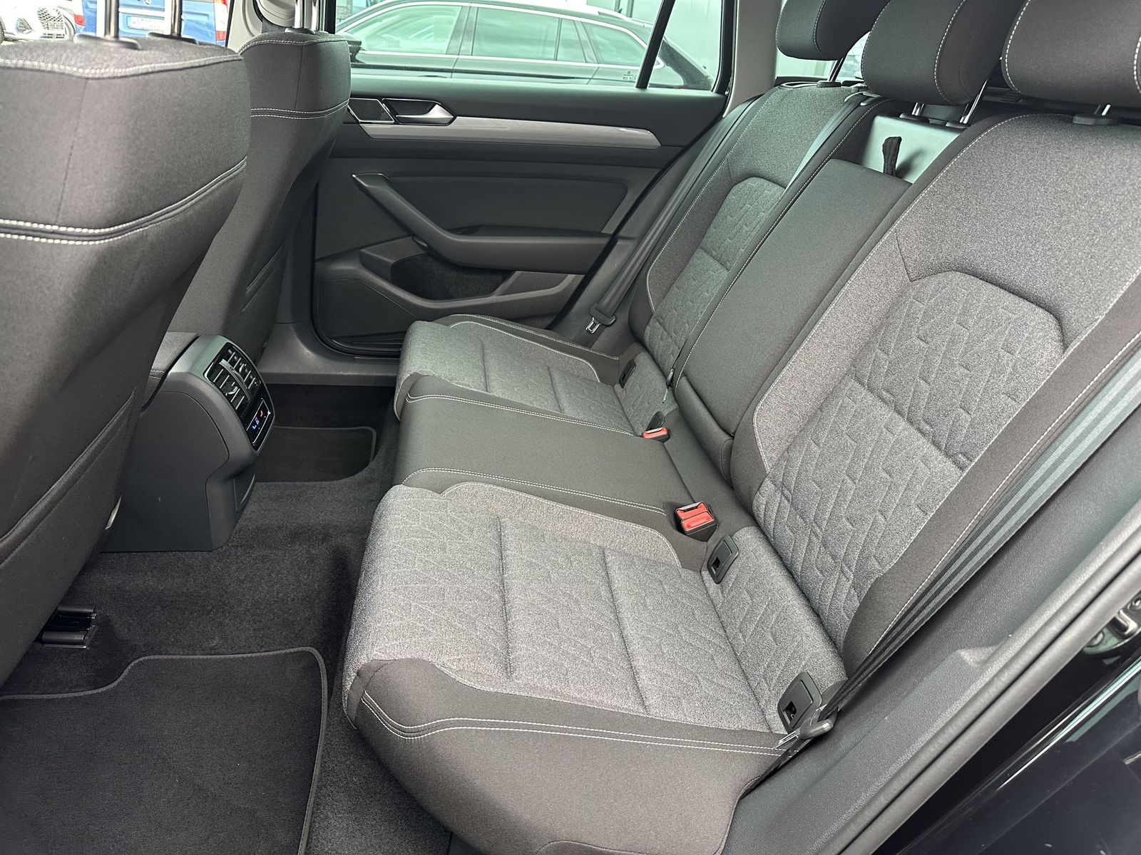 Fahrzeugabbildung Volkswagen Passat GTE Hybrid NAV+LED+KAM+AHK+1HAND+17ZO+PP