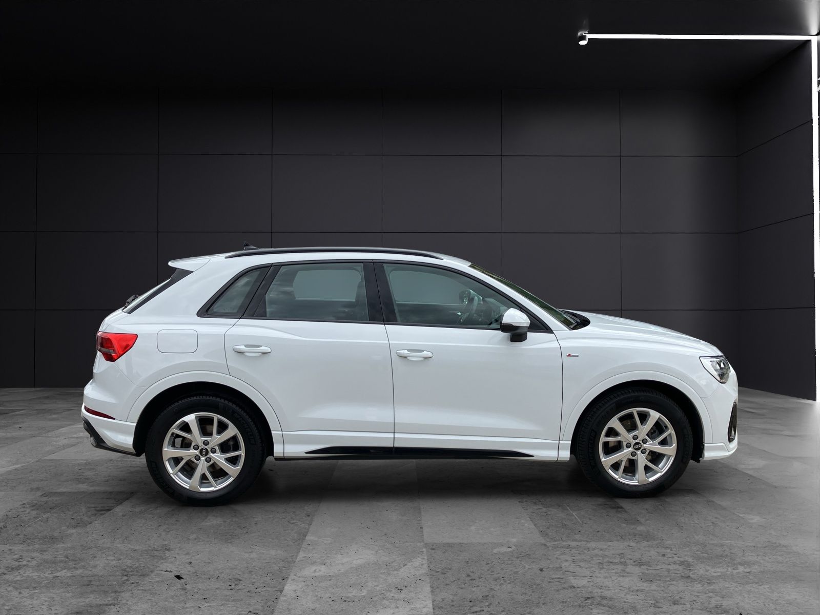 Fahrzeugabbildung Audi Q3 35 TDI quattro S-line S-tronic Navi AVC GRA R