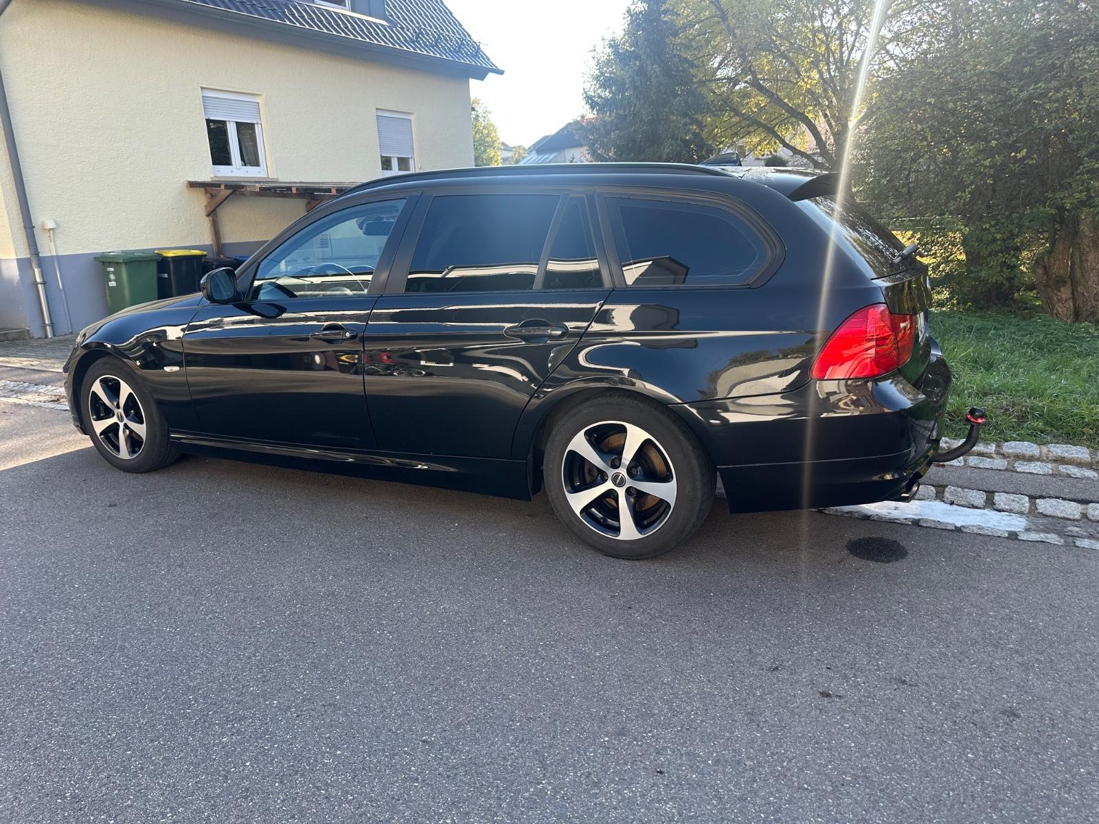 BMW 318 2012 — rear view