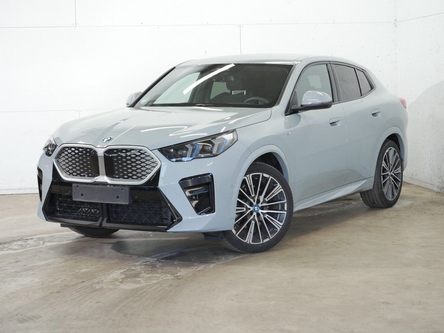 Fahrzeugabbildung BMW iX2 xDrive30 |M Sportpaket |Aktivsitz |20" BMW I