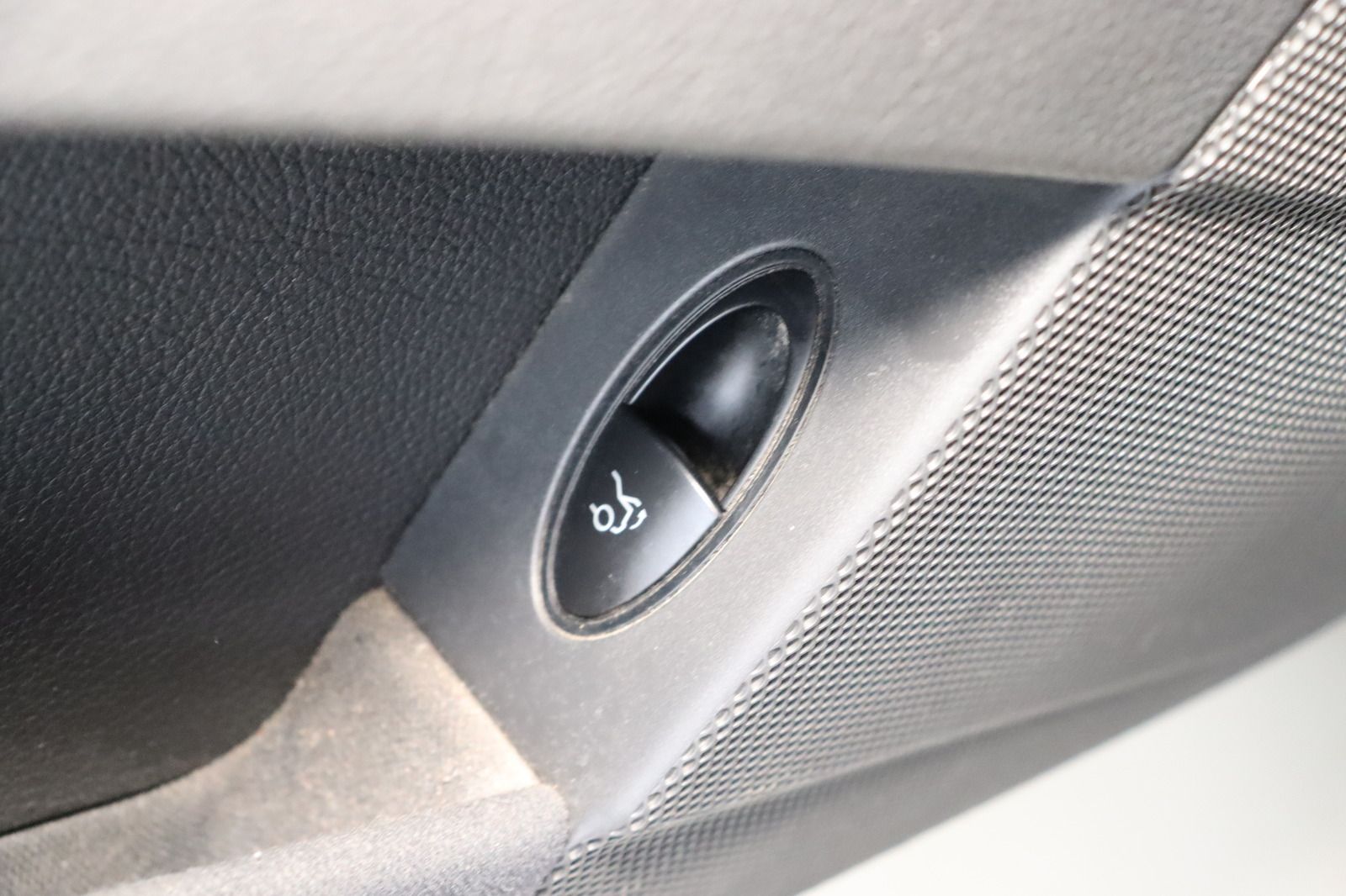 Fahrzeugabbildung Mercedes-Benz E 200 KOMPRESSOR Automatik * Klimaautom. *