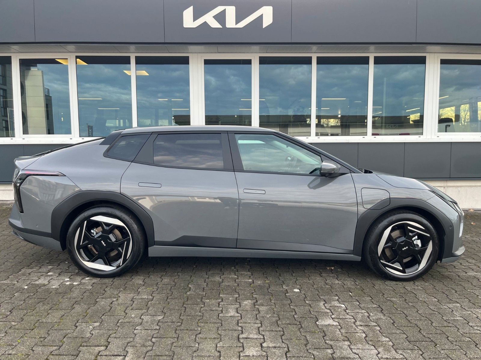 Fahrzeugabbildung Kia EV4 81 kWh 150 kW Earth UP TE WIC DWP D S GD