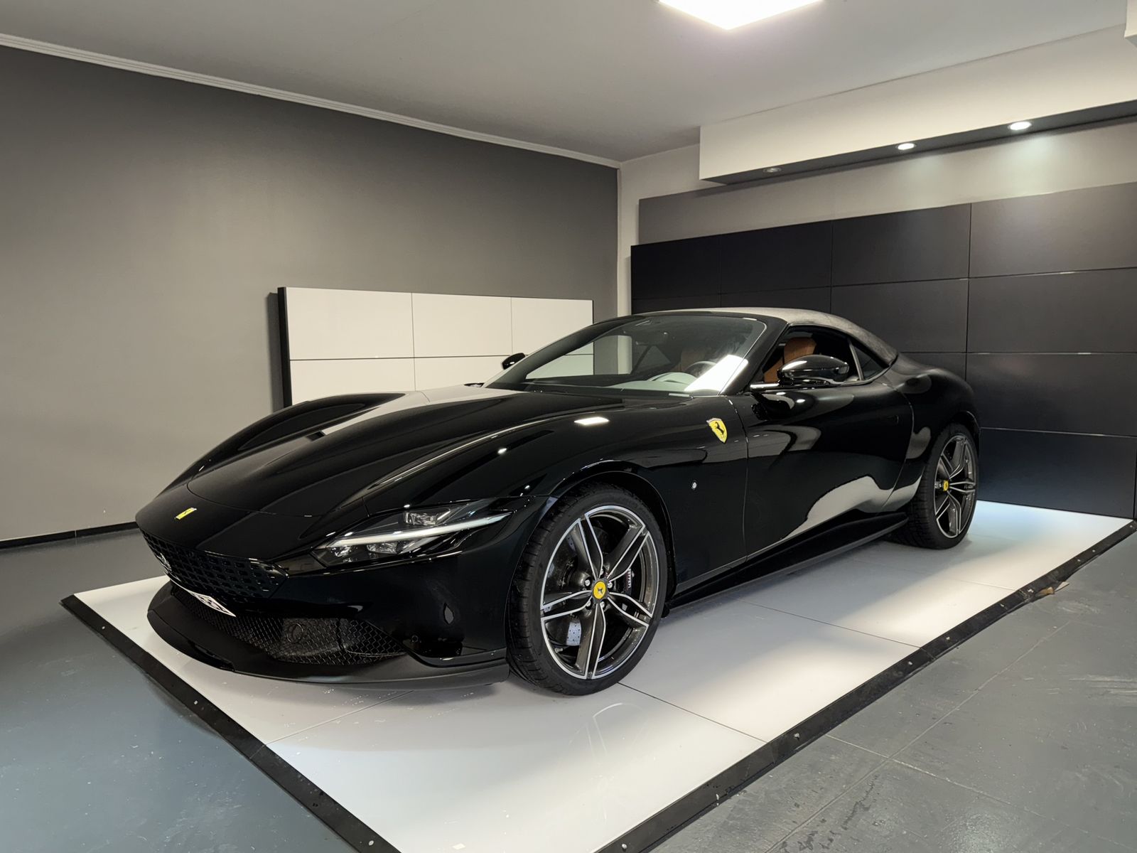 FERRARI Roma