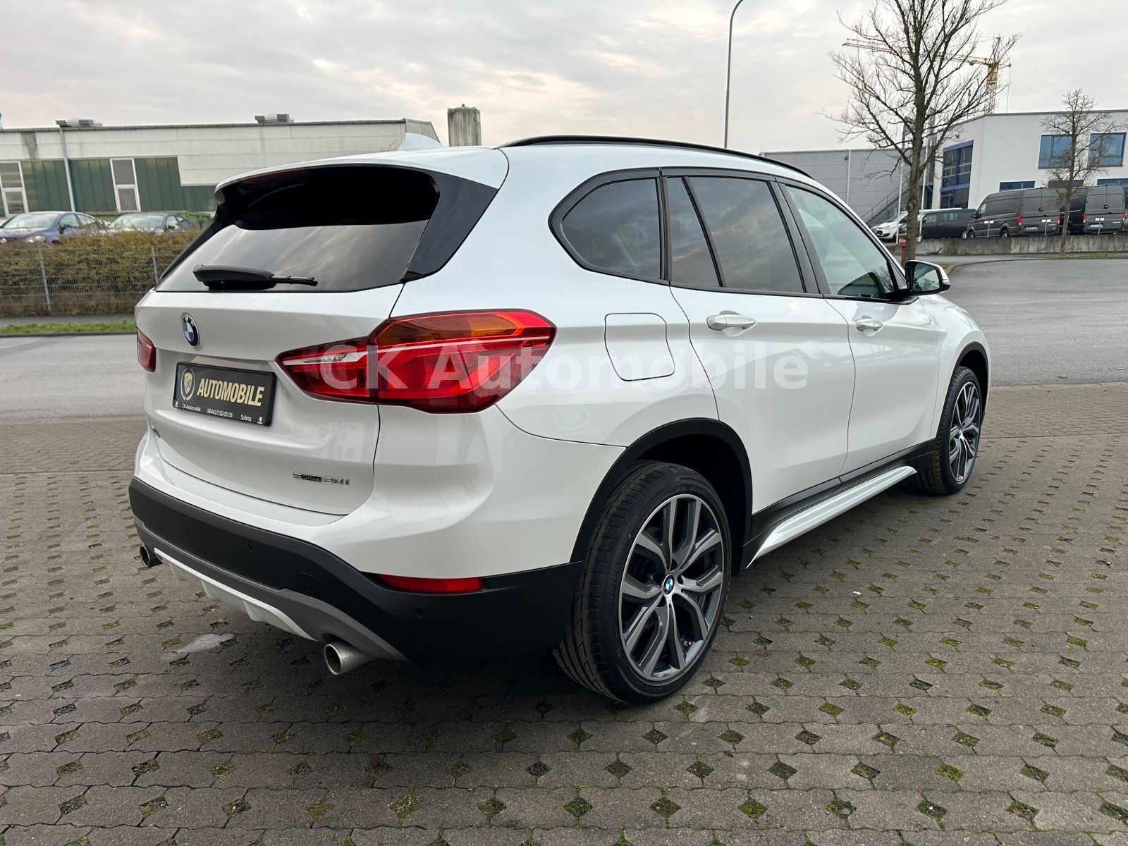 Fahrzeugabbildung BMW X1 sDrive 20i Sport-Line/Shadow-Line/Navi/LED