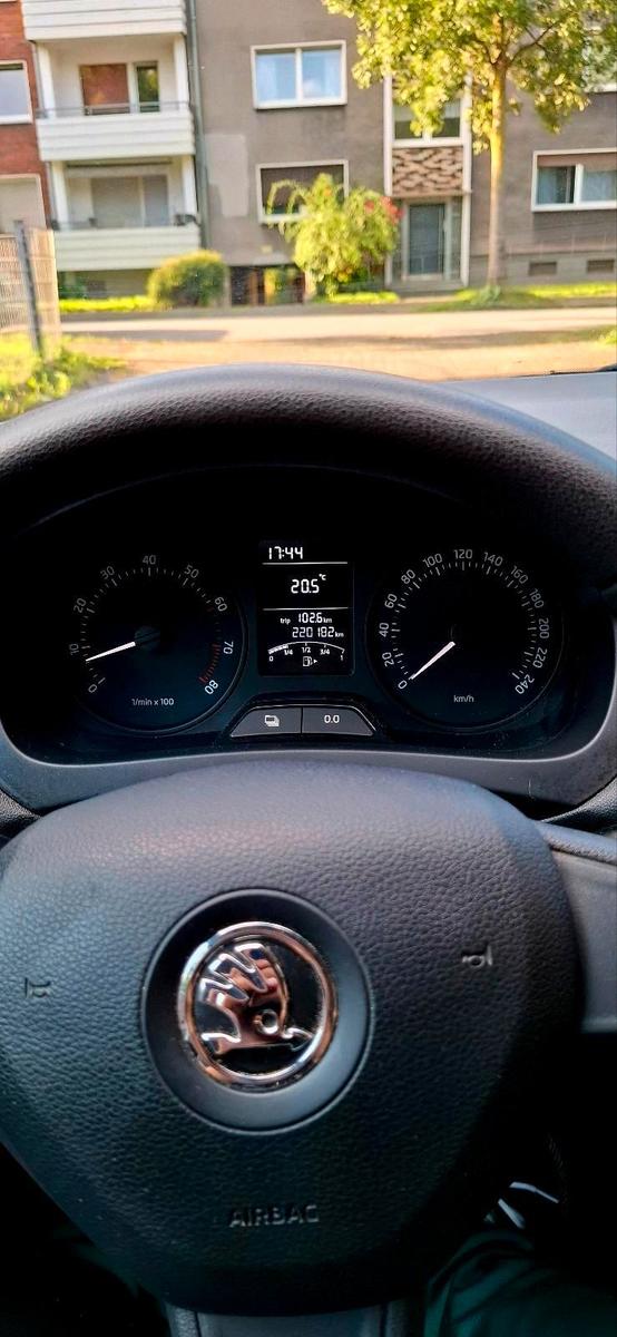 Skoda Rapid 2014 — photo 13