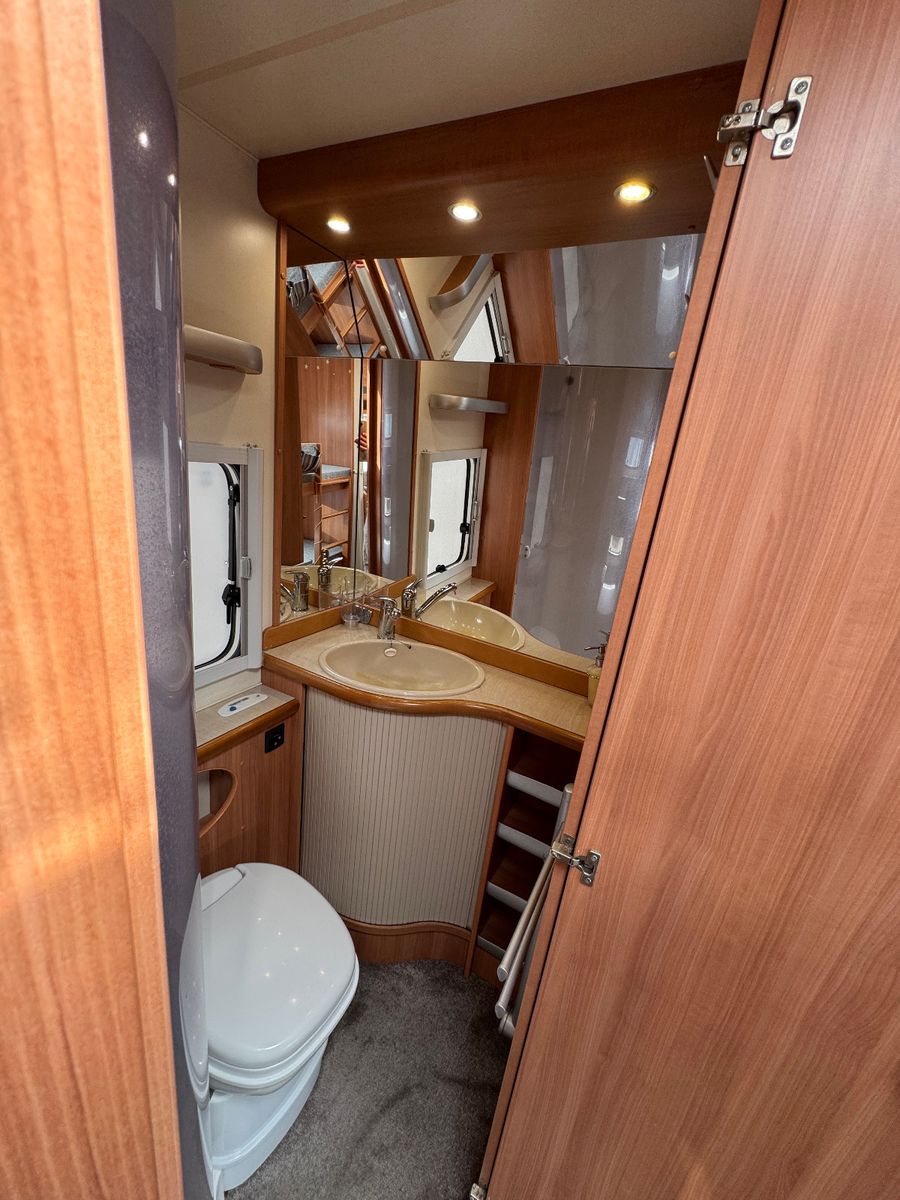 Fahrzeugabbildung Hobby 545 KMF DE LUXE SAT TV MOVER RUNDSITZGRUPPE