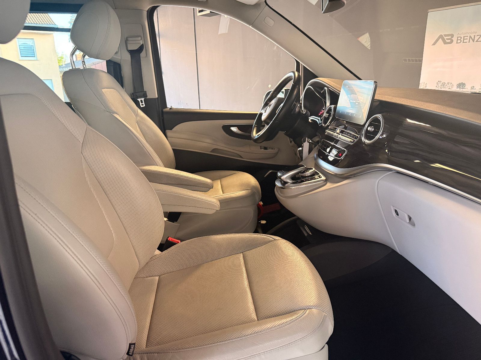 Fahrzeugabbildung Mercedes-Benz V 250/AVANTGARDE/LANG/4MATIC/LEDER/LED/NAVI/6SIT