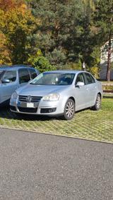 Volkswagen Jetta 1.6 FSI Comfortline Comfortline - Volkswagen Jetta mit Benzin-Antrieb: Limousine, 1.6