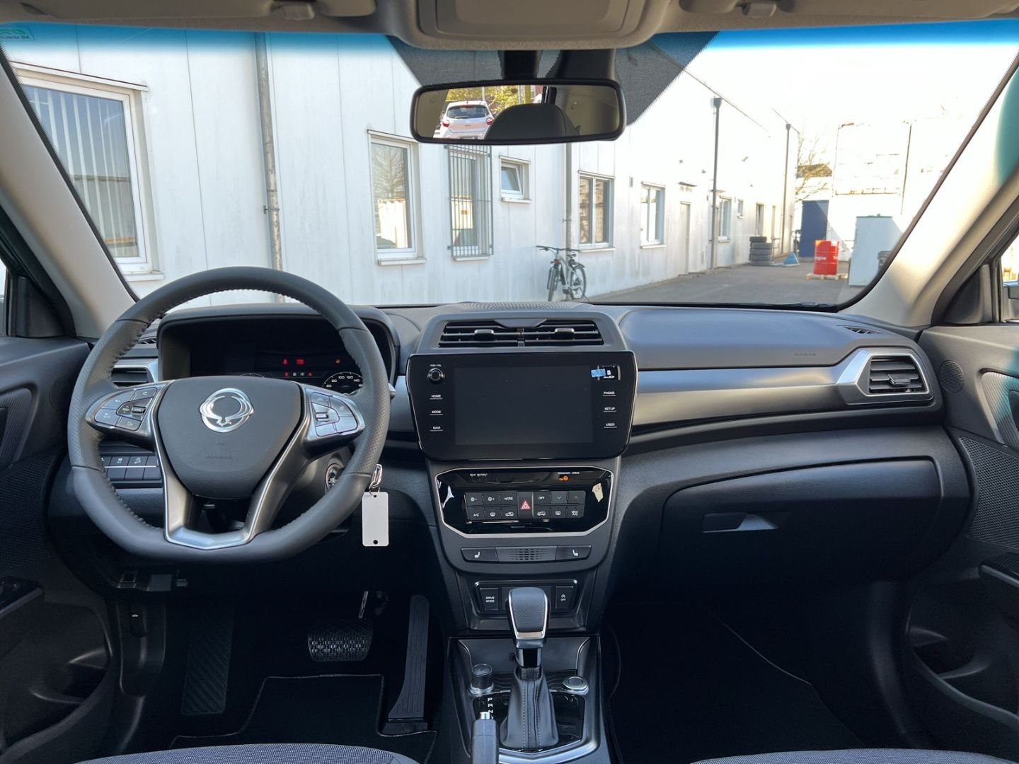 Fahrzeugabbildung Ssangyong Tivoli Nomad 2WD Automatik Navi LED CarPlay DAB