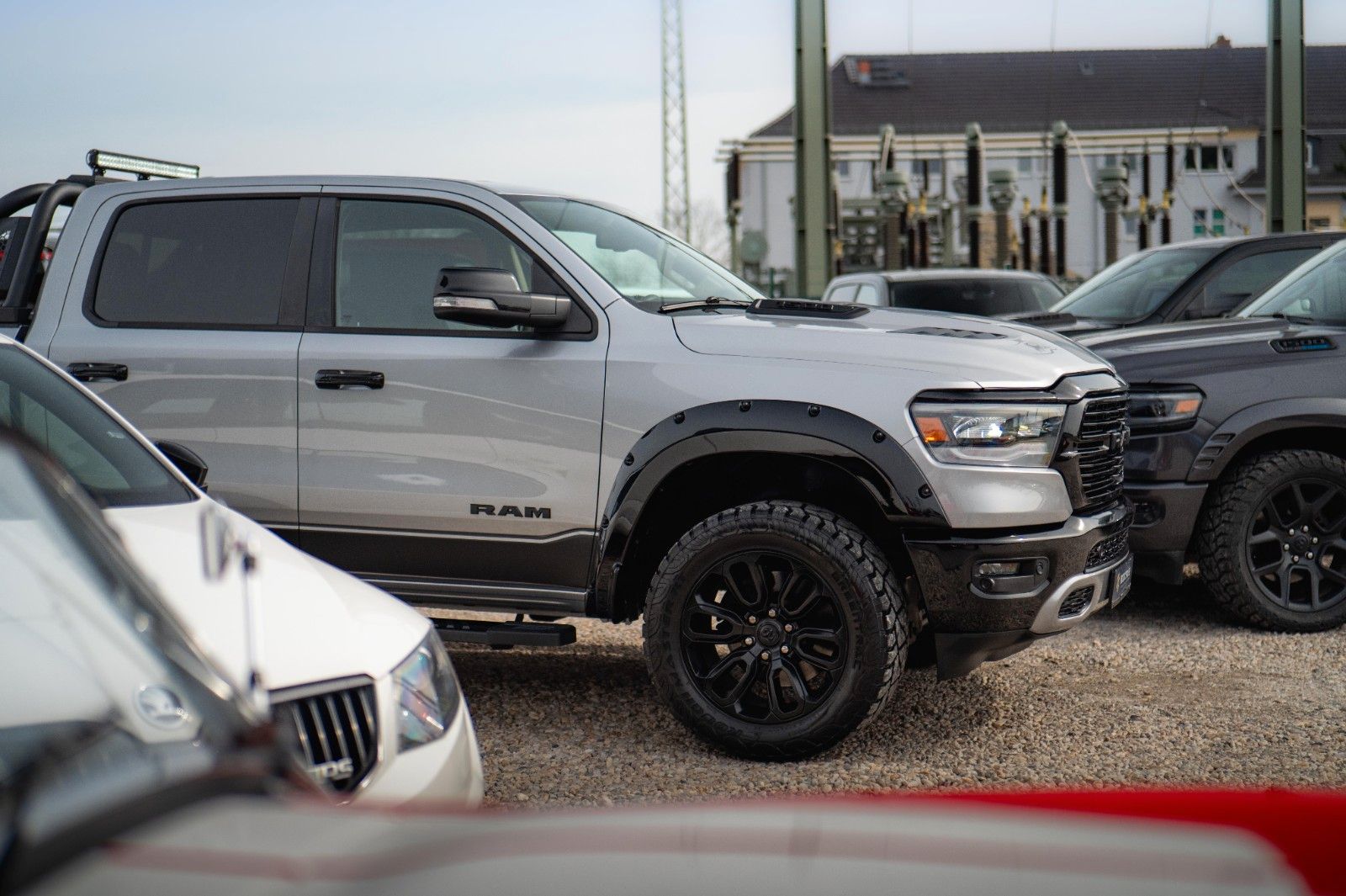 Fahrzeugabbildung Dodge RAM 5.7 V8 HEMI 4x4 NIGHT-Edition LARAMIE *LED*
