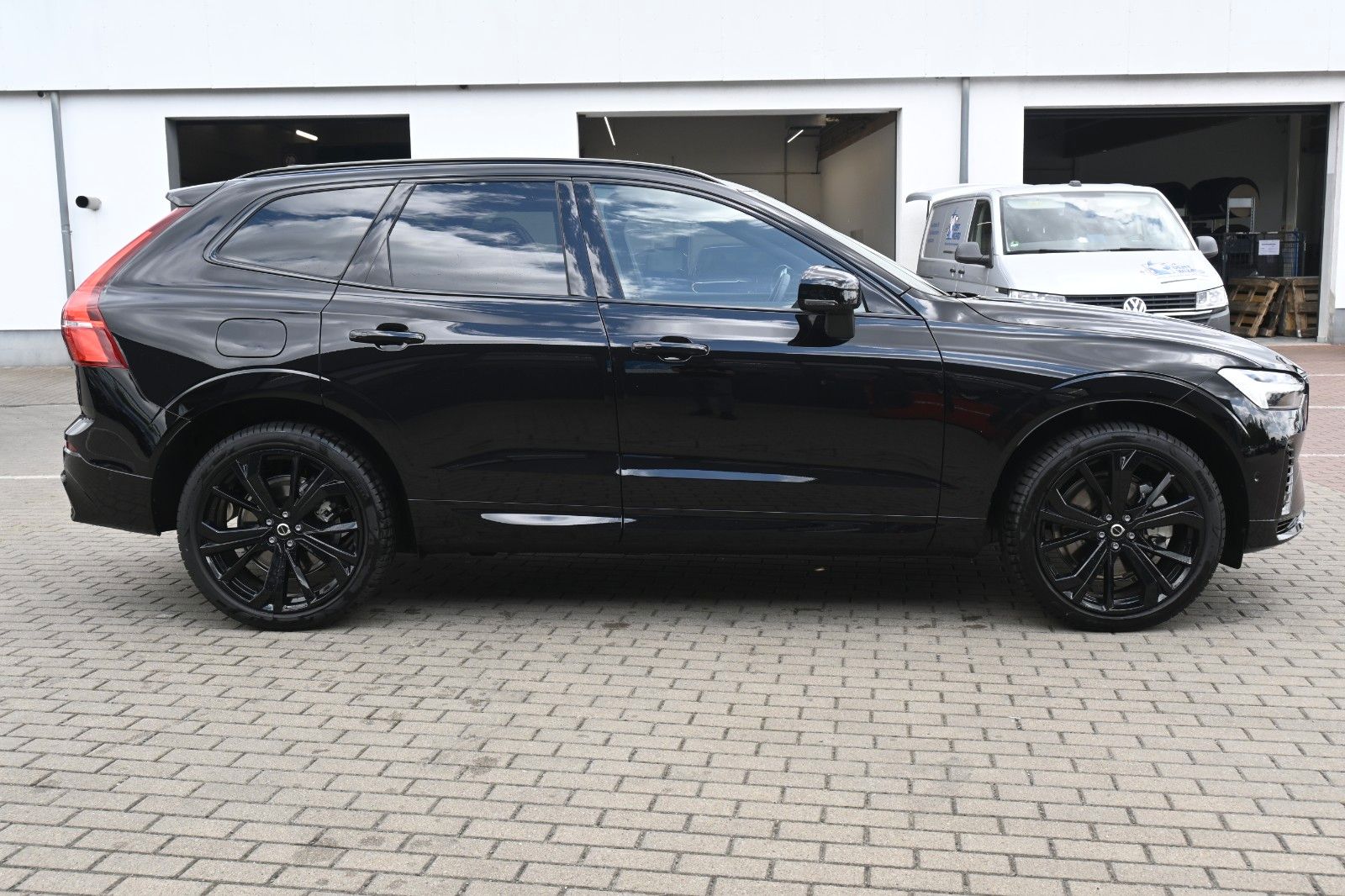 Fahrzeugabbildung Volvo XC60 T6 RC AWD Plus Black Edition*360°*ACC*AHK