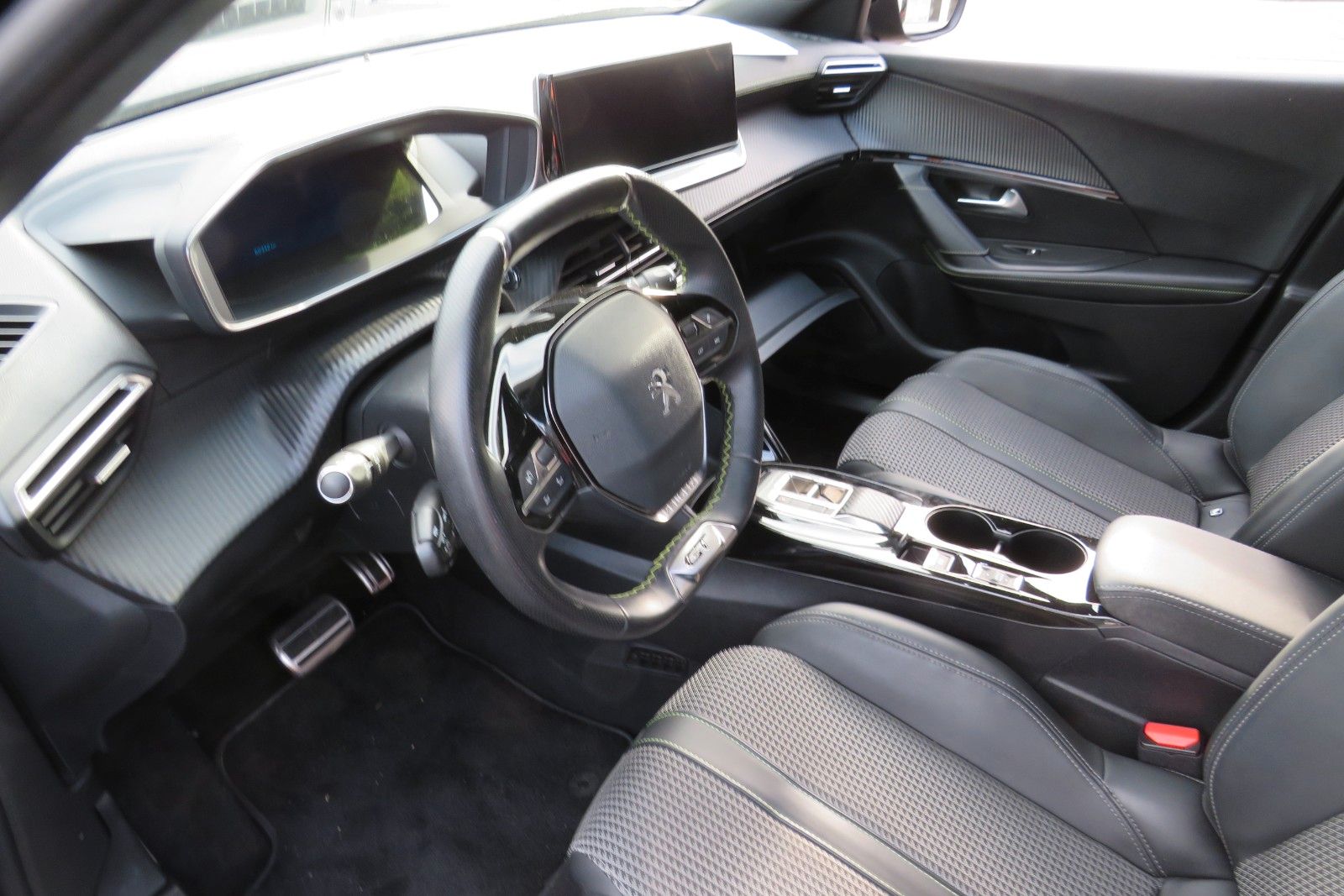 Fahrzeugabbildung Peugeot 2008 e- GT PDC KAMERA NAVI SITZH.