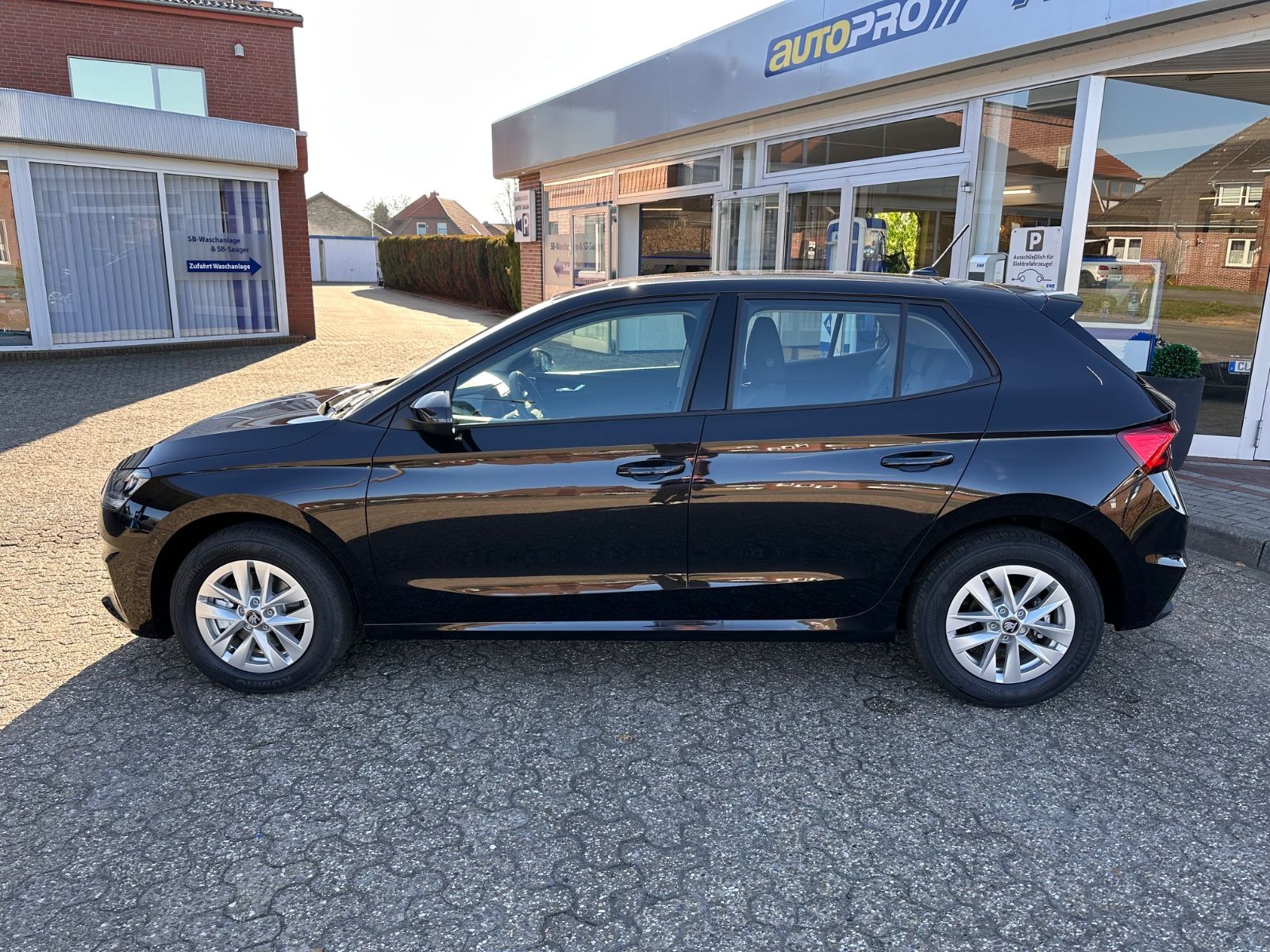 Fahrzeugabbildung SKODA Fabia 1.0 TSI DSG Selection LED/PDC/SHZG/APP/GRA