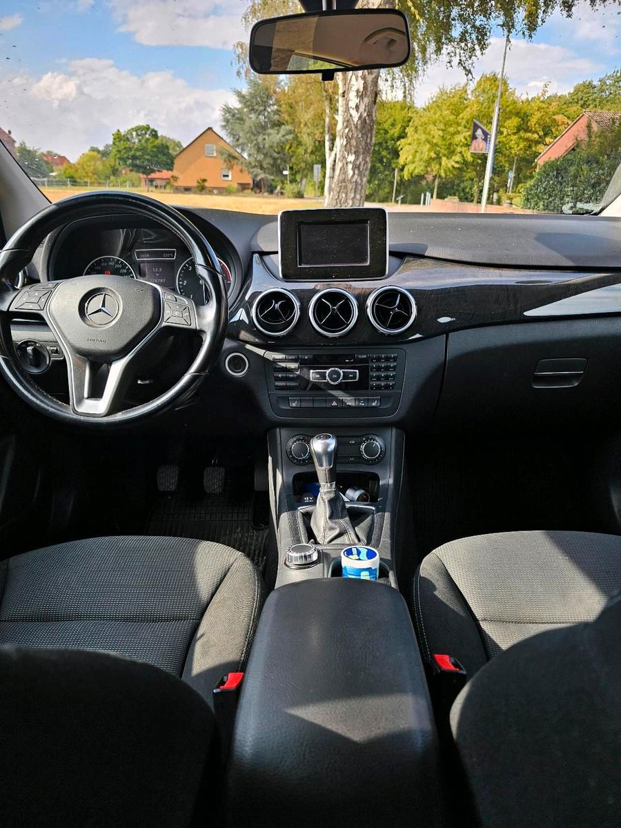 Mercedes-Benz B180 2012 — photo 9