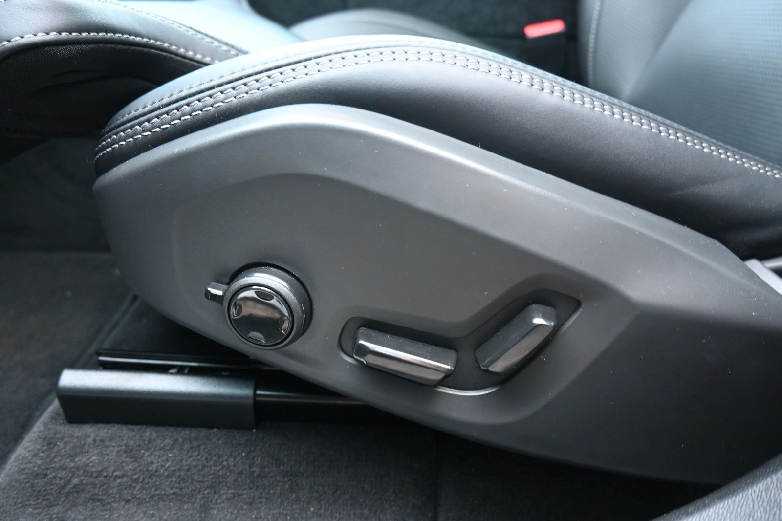 Fahrzeugabbildung Volvo XC60 T6 AWD RC Plus Bright*PANO*360*Luft*H&K*ACC