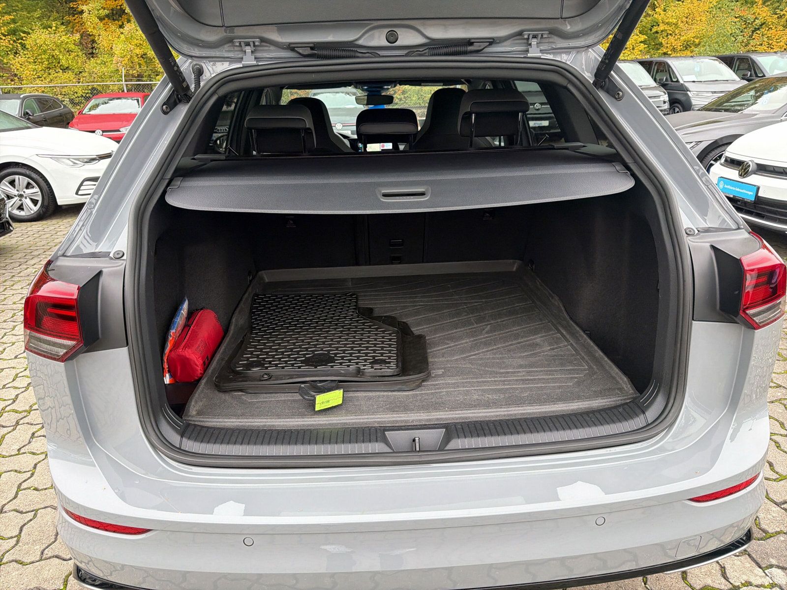 Golf Variant R-Line eTSI DSG Navi AZV Kamera