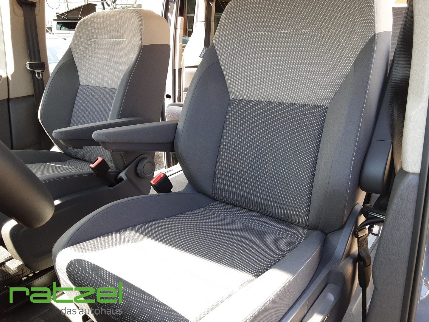 Fahrzeugabbildung Volkswagen T7 Multivan Life 2.0 TDI DSG 7-SITZER Navi Digit