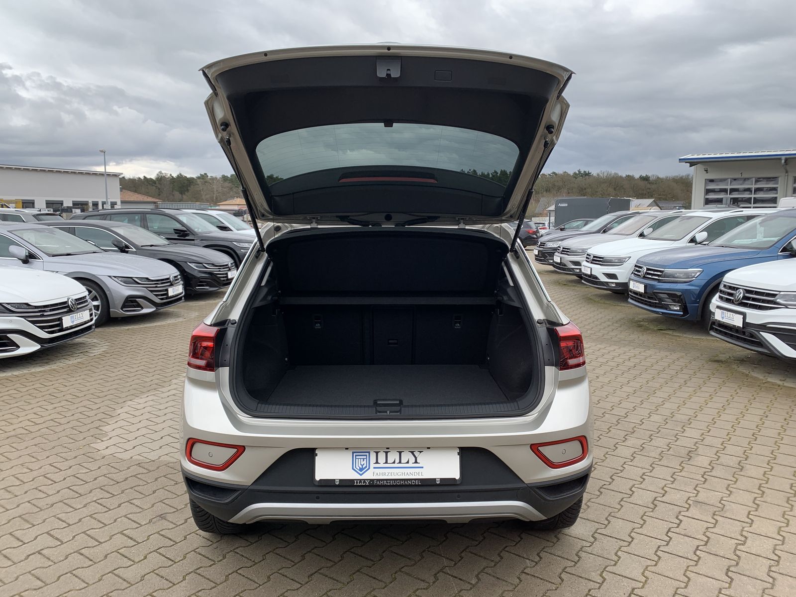 Fahrzeugabbildung Volkswagen T-Roc 1.5 TSI*Move*LED*ACC*AHK*STHZ*Cam*