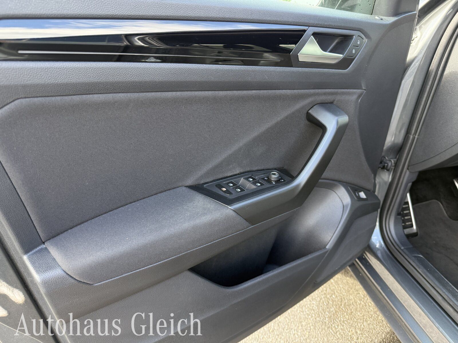 Fahrzeugabbildung Volkswagen T-Roc 1.5 TSI Sport (EURO 6d) Navi/Styling/Autom